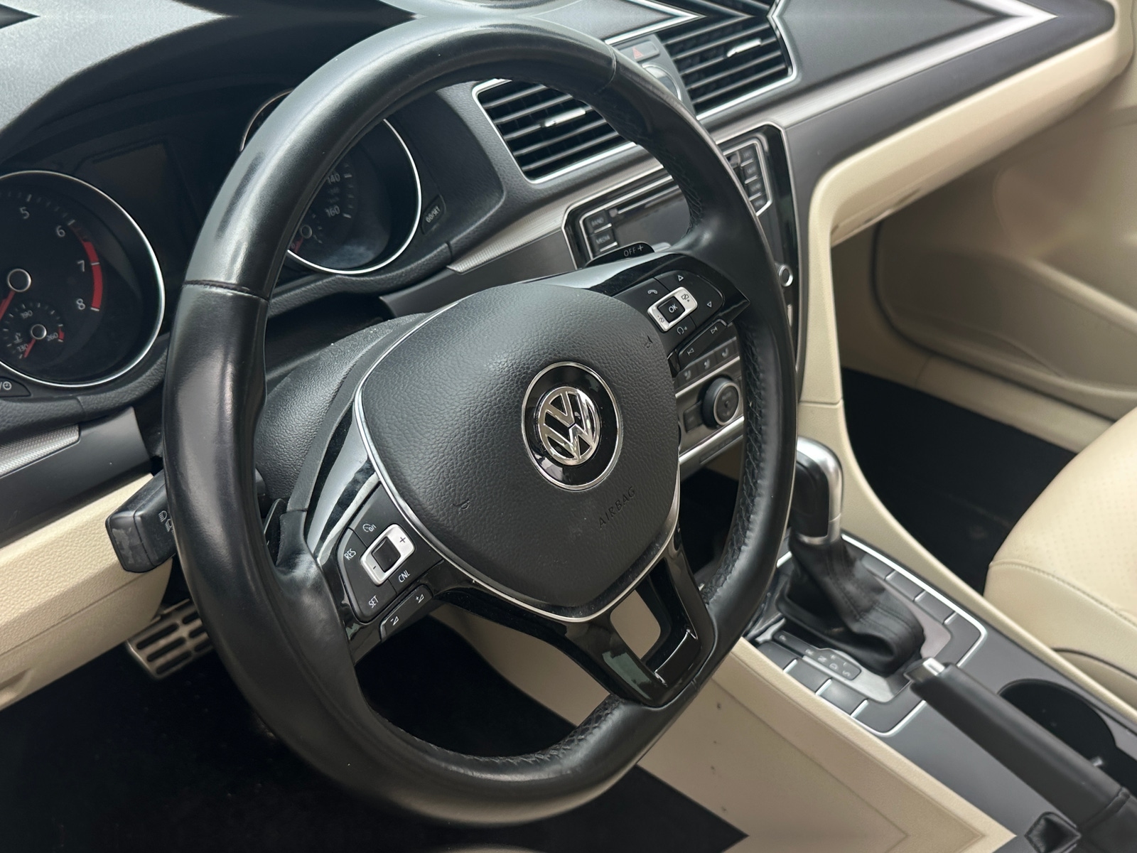 Thumbnail: 2017 Volkswagen Passat - 4