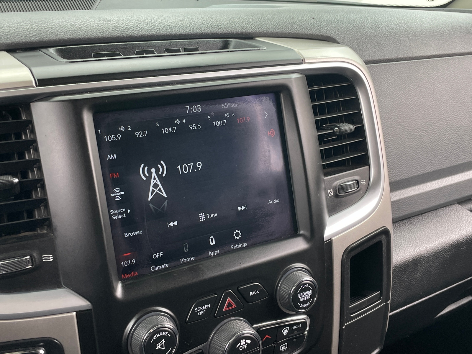 Thumbnail: 2020 RAM 1500 Classic - 4
