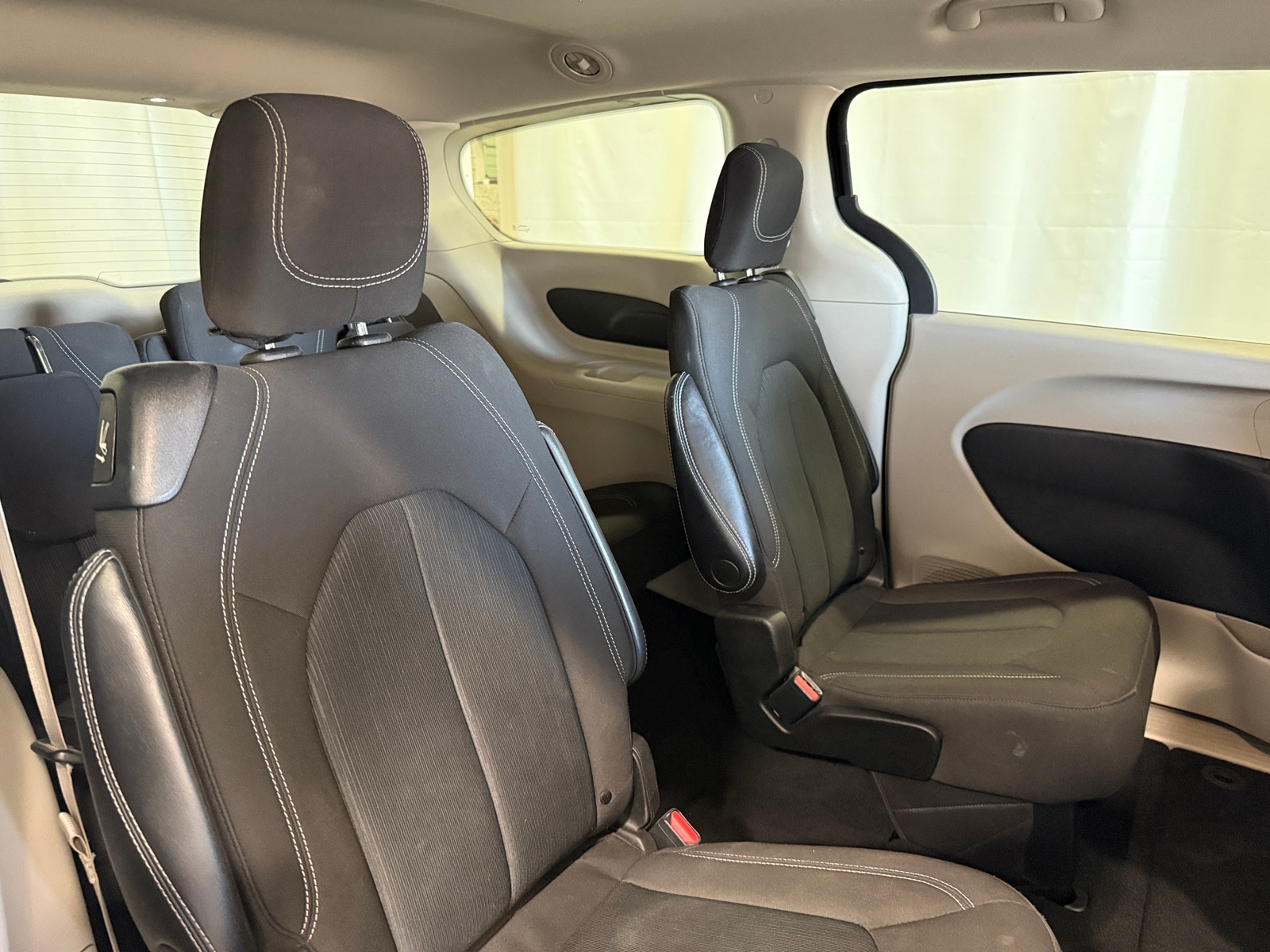 Thumbnail: 2022 Chrysler Voyager - 6