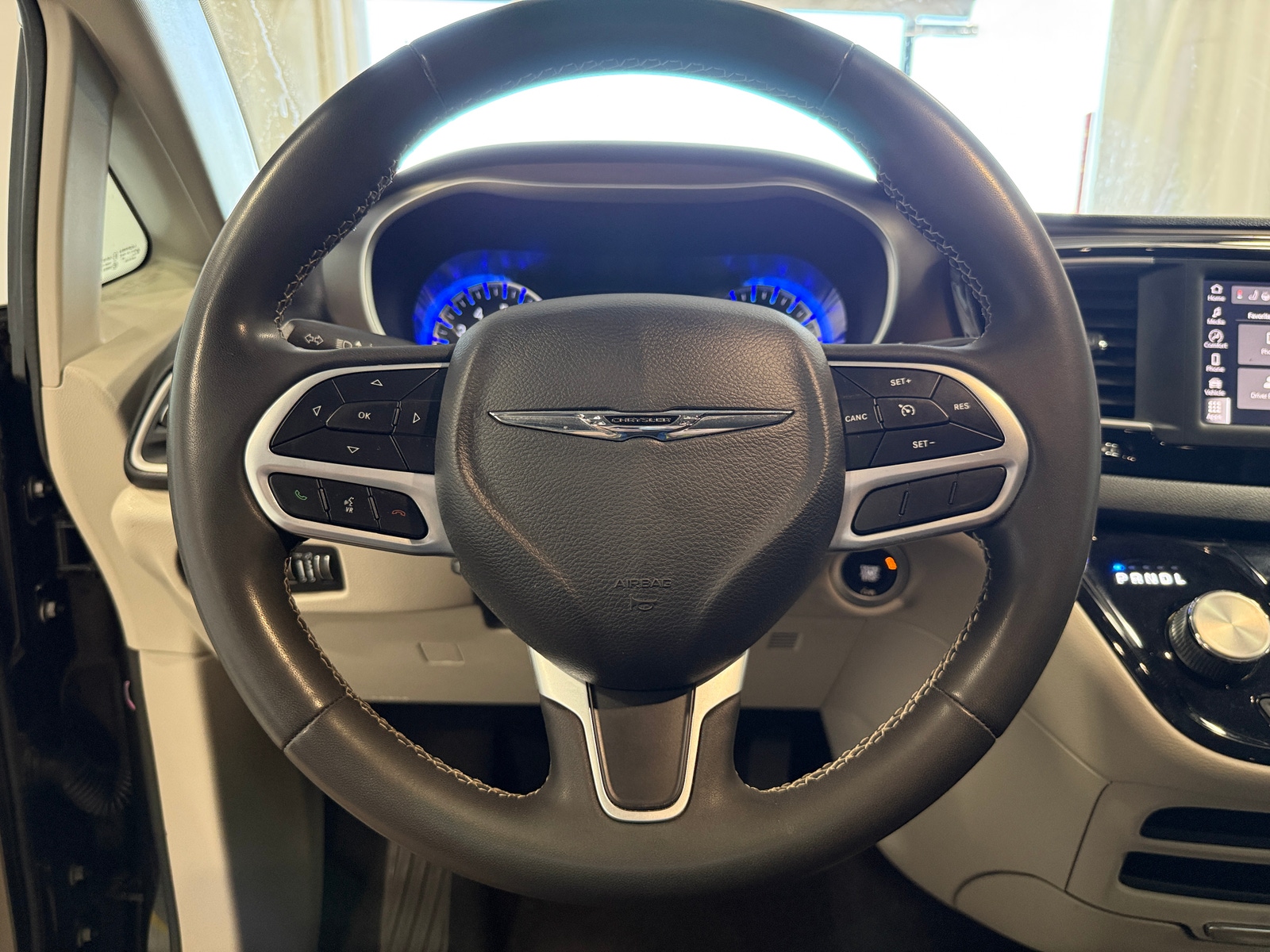 Thumbnail: 2022 Chrysler Voyager - 5