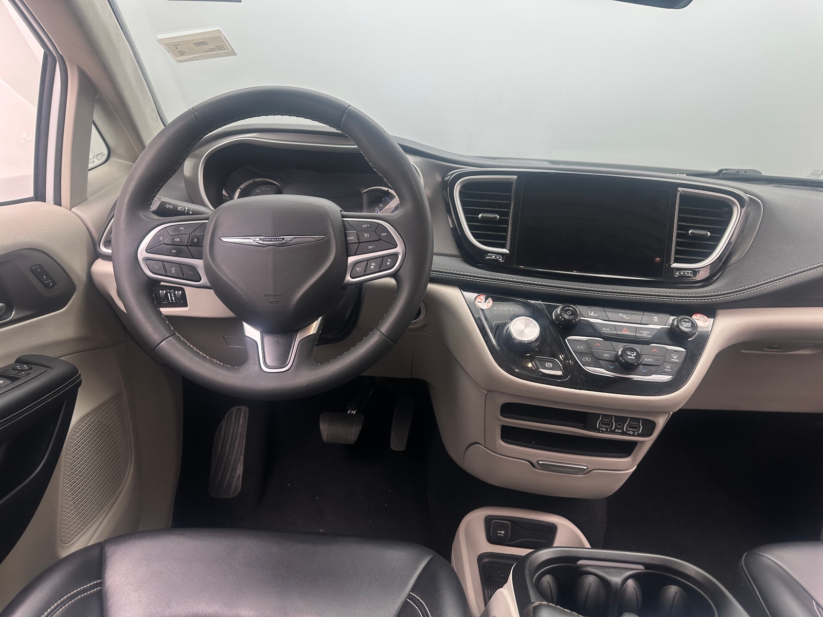 Thumbnail: 2023 Chrysler Pacifica - 4