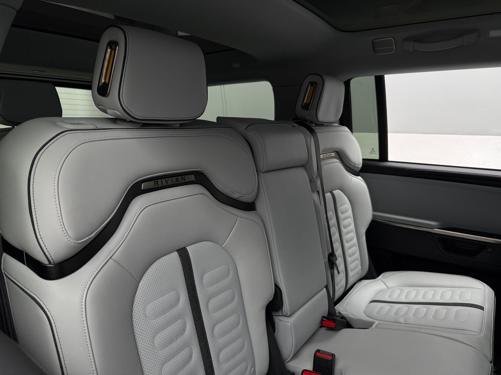 Thumbnail: 2025 Rivian R1S - 5