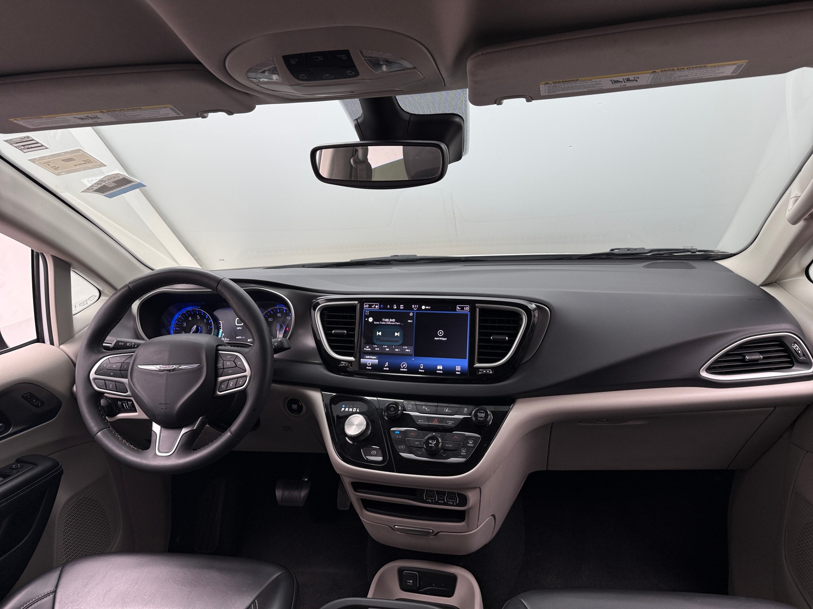 Thumbnail: 2023 Chrysler Pacifica - 3