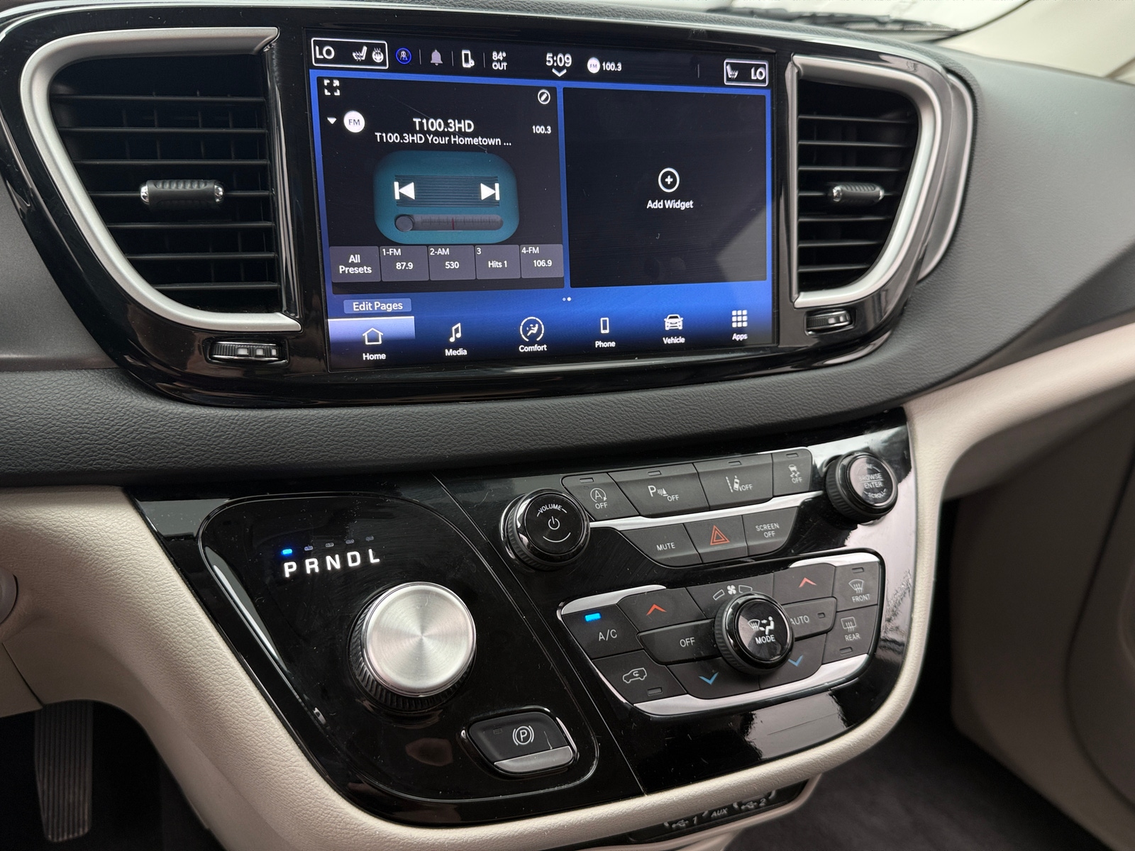 Thumbnail: 2023 Chrysler Pacifica - 4