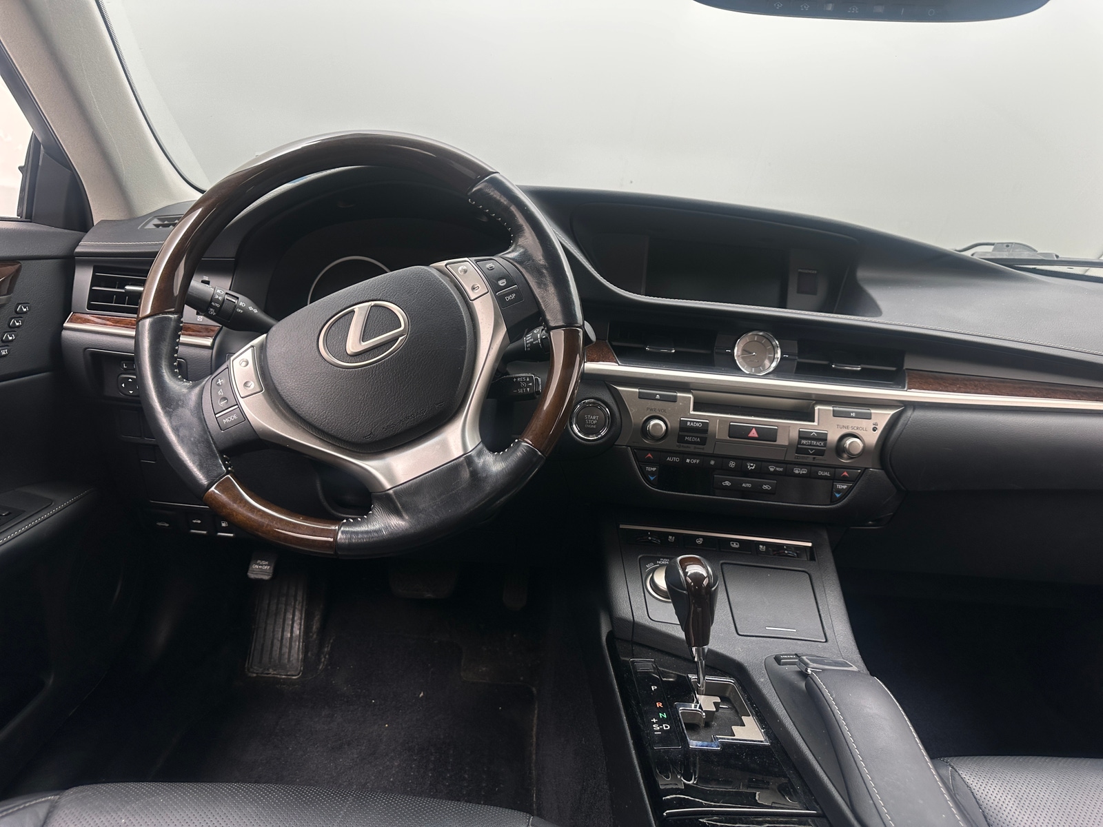 Thumbnail: 2015 Lexus ES - 4