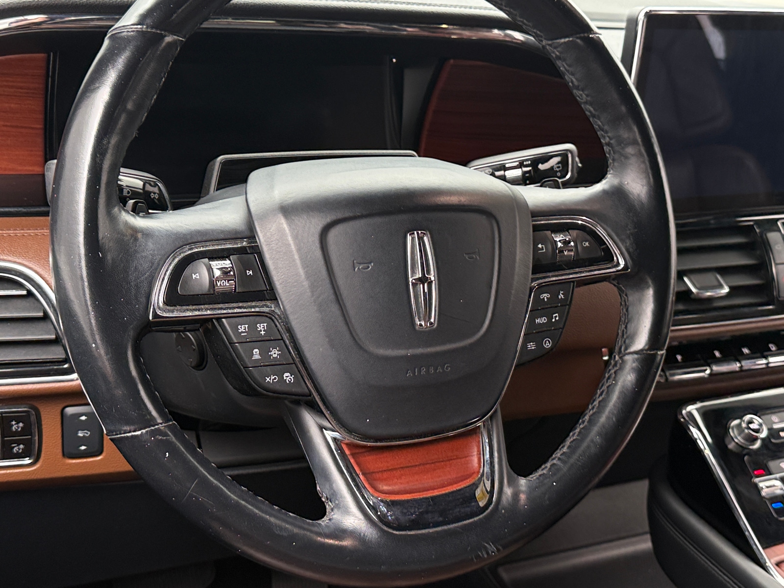 Thumbnail: 2023 Lincoln Navigator L - 4