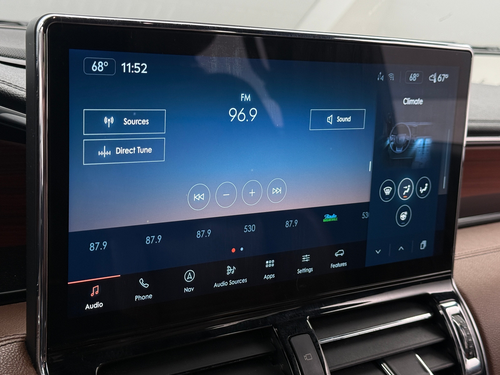 Thumbnail: 2023 Lincoln Navigator L - 3