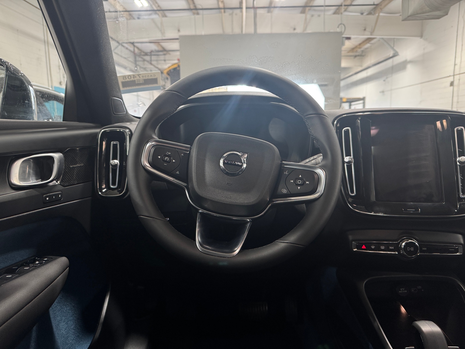 Thumbnail: 2023 Volvo XC40 - 5
