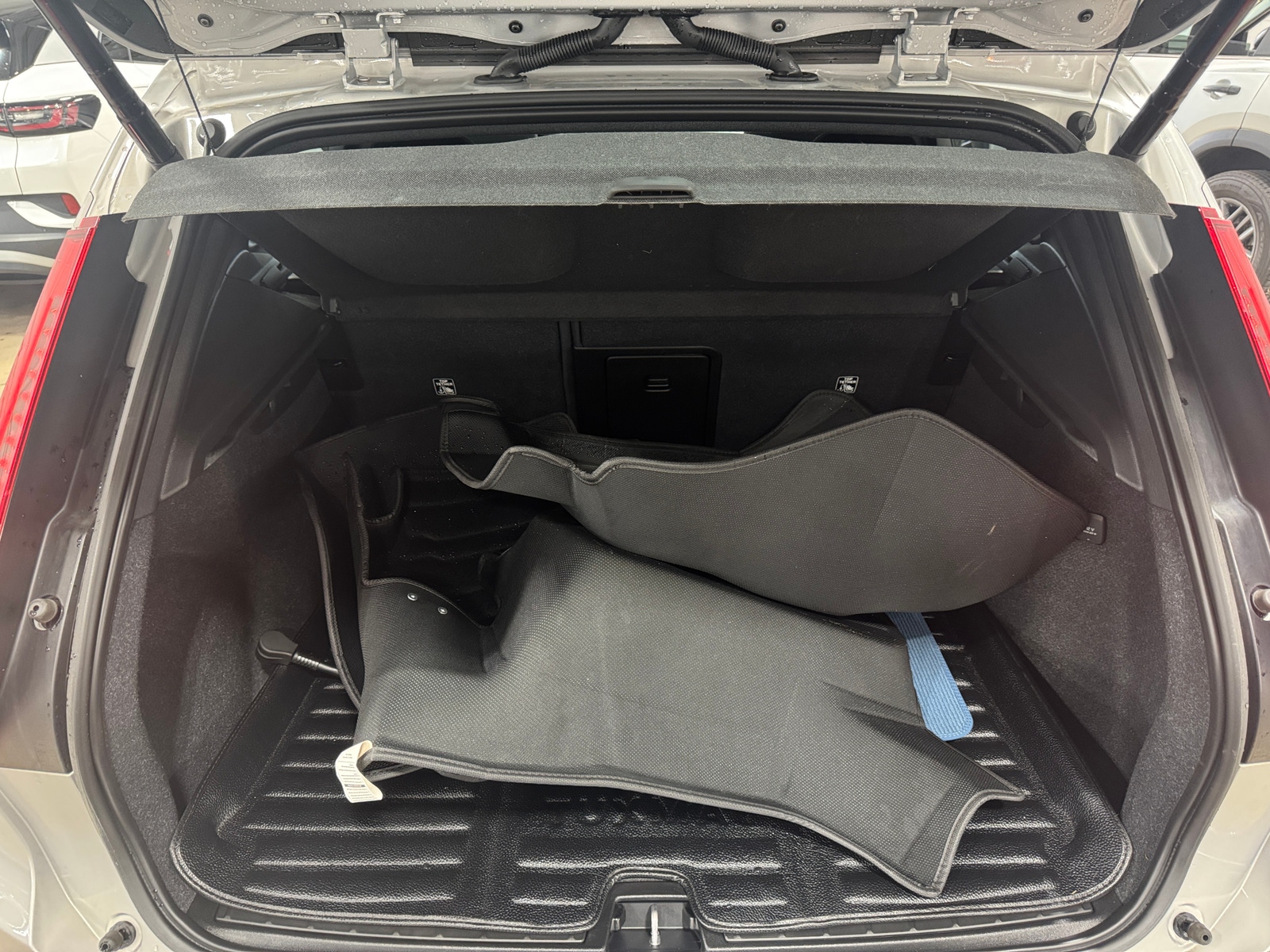 Thumbnail: 2023 Volvo XC40 - 7