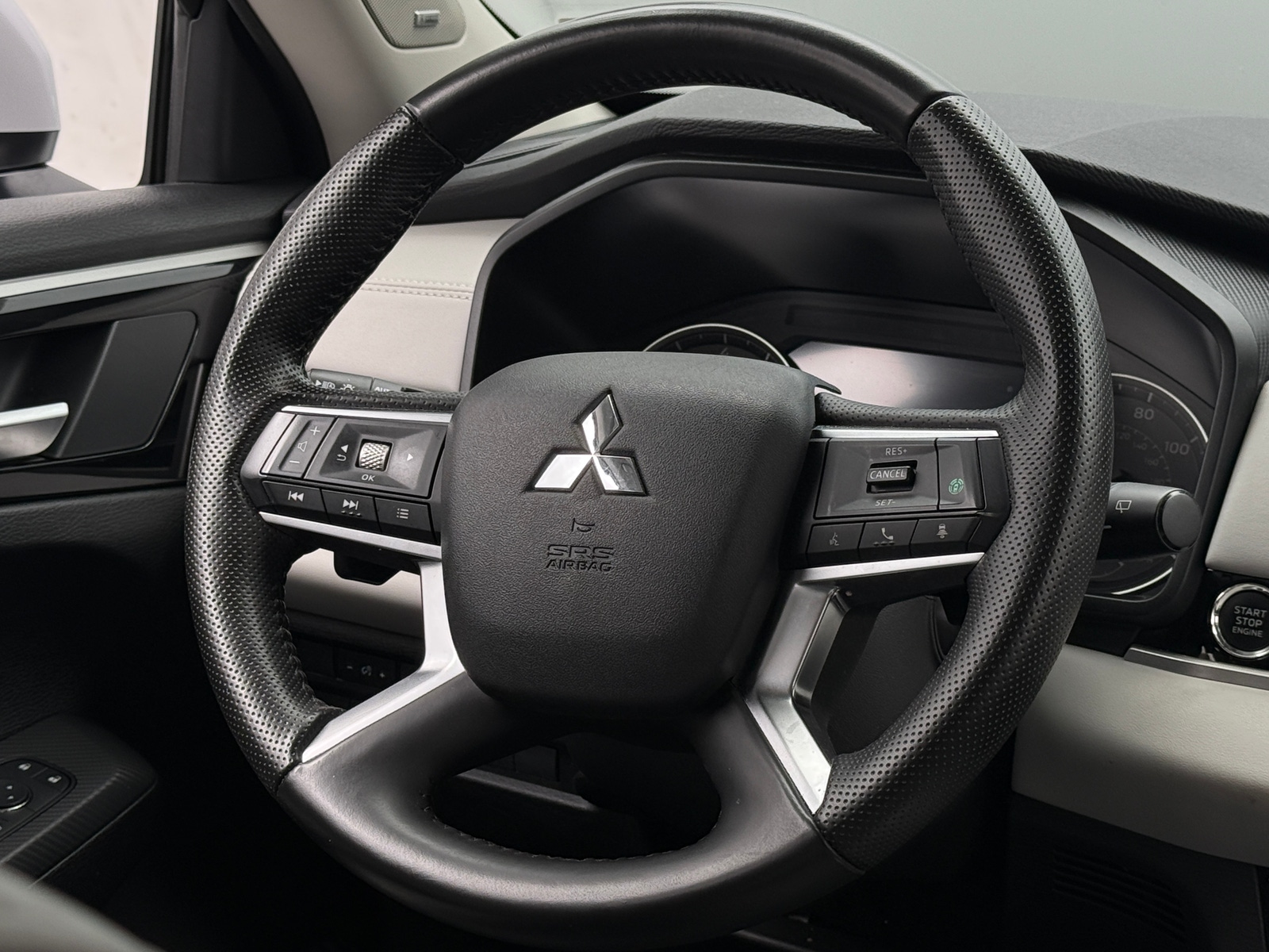Thumbnail: 2025 Mitsubishi Outlander - 4