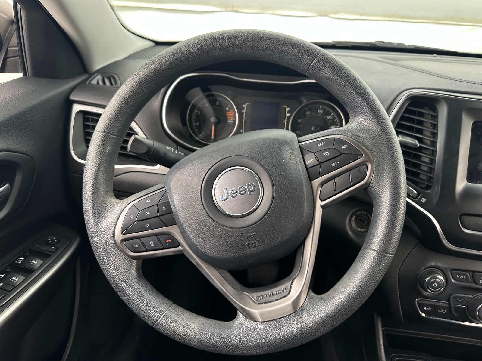 Thumbnail: 2019 Jeep Cherokee - 5