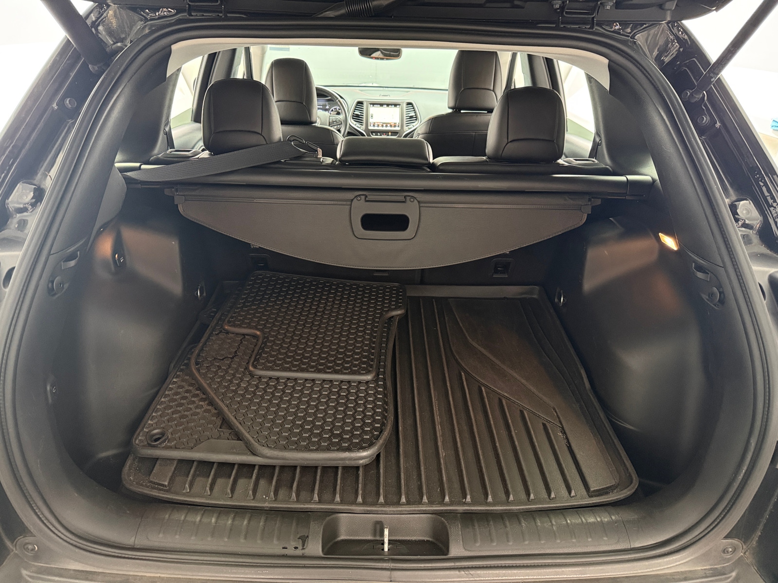 Thumbnail: 2019 Jeep Cherokee - 6