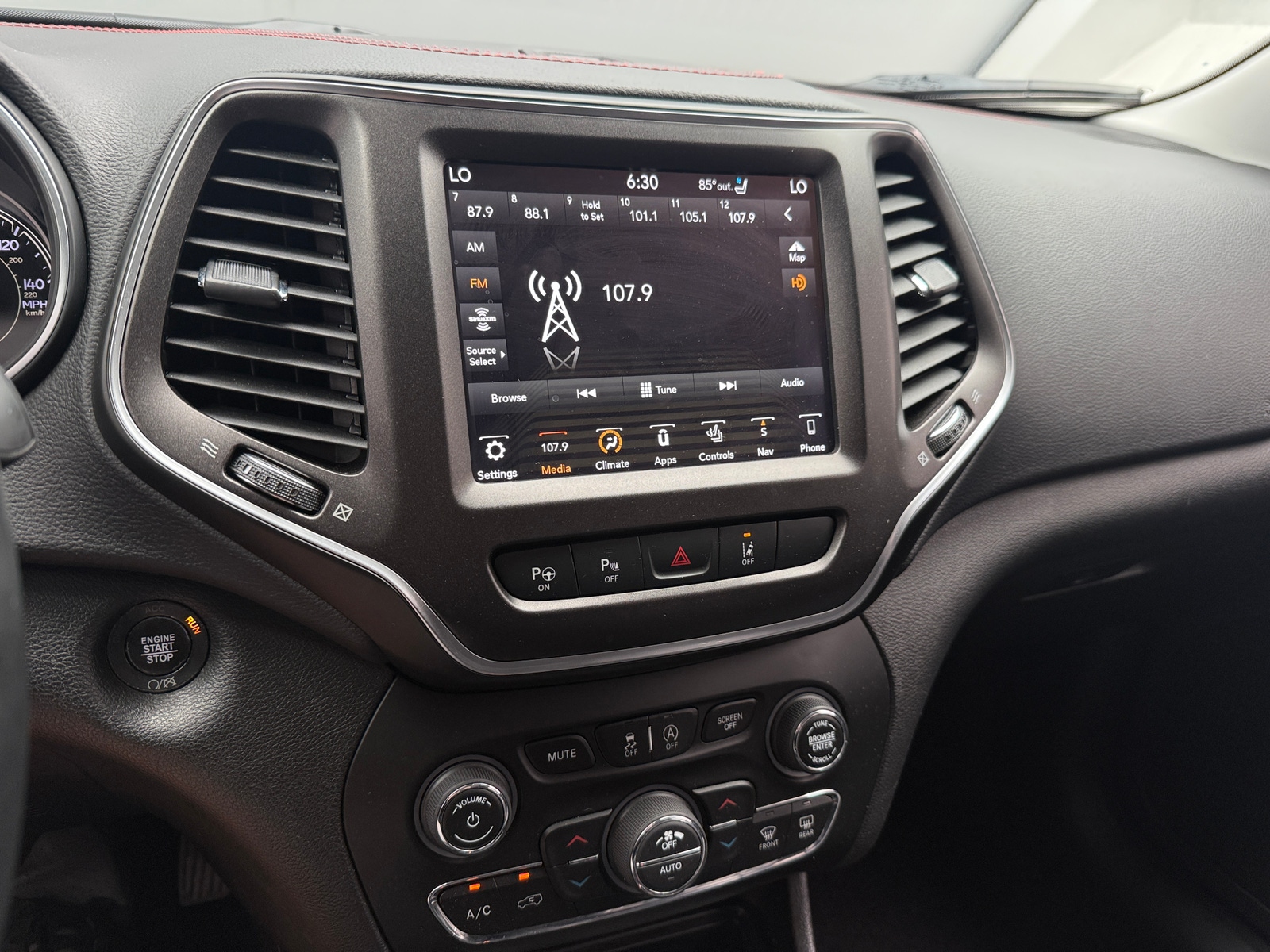Thumbnail: 2019 Jeep Cherokee - 3