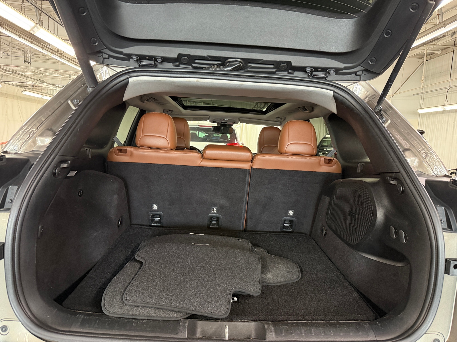 Thumbnail: 2019 Jeep Cherokee - 6