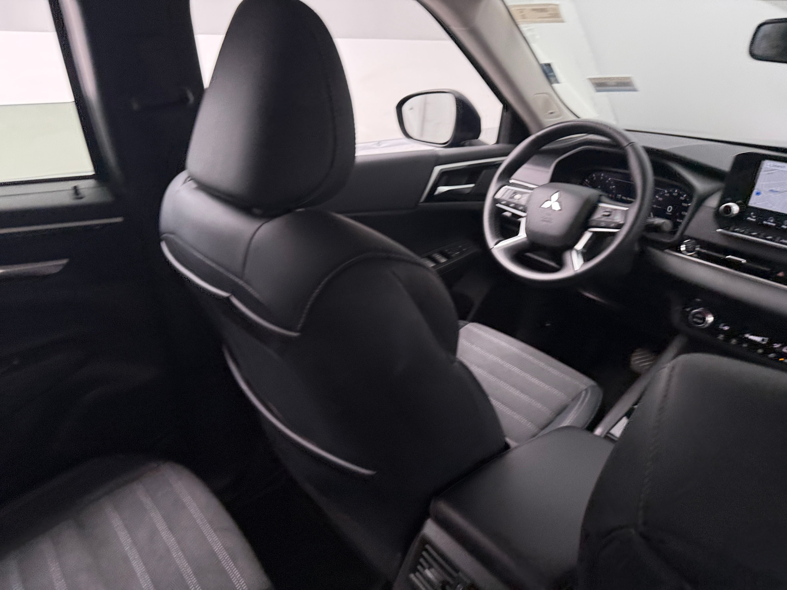Thumbnail: 2023 Mitsubishi Outlander - 2