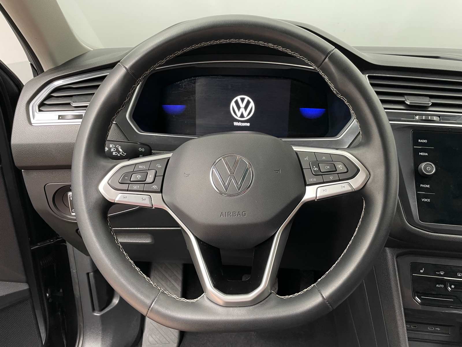 Thumbnail: 2022 Volkswagen Tiguan - 4