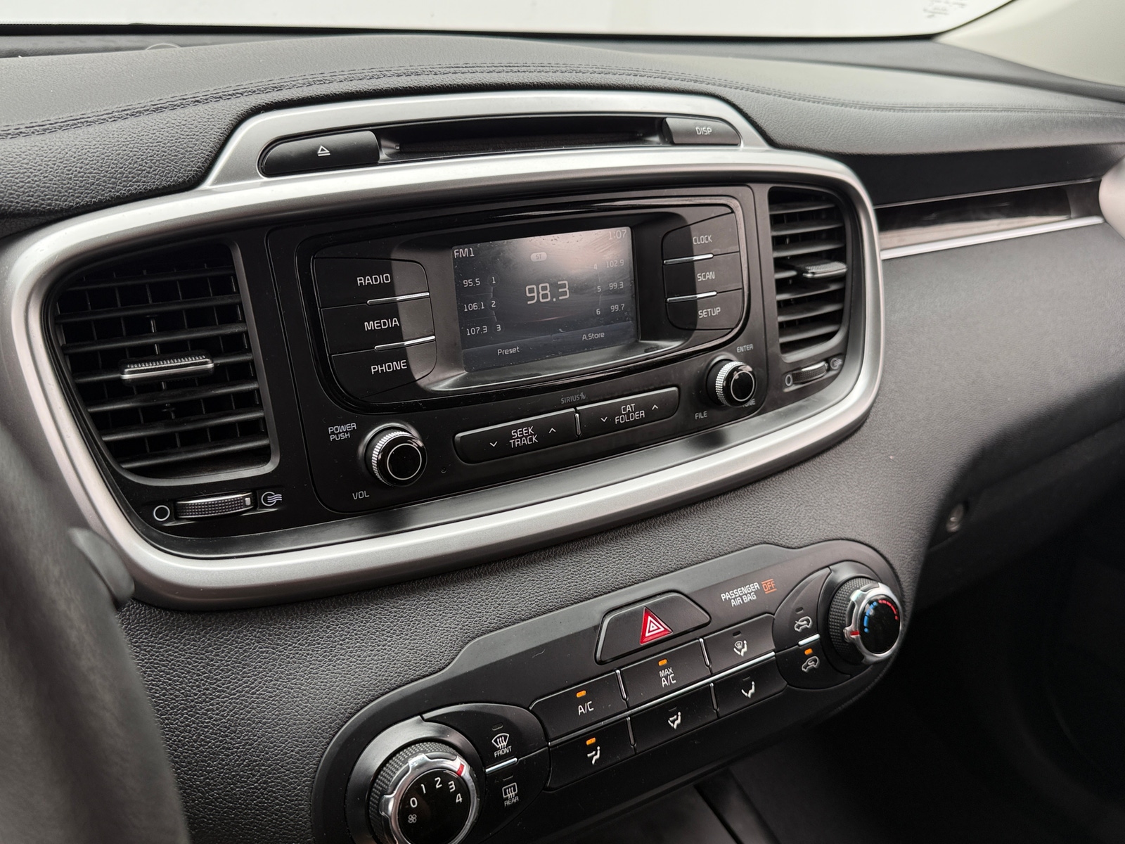 Thumbnail: 2017 Kia Sorento - 4