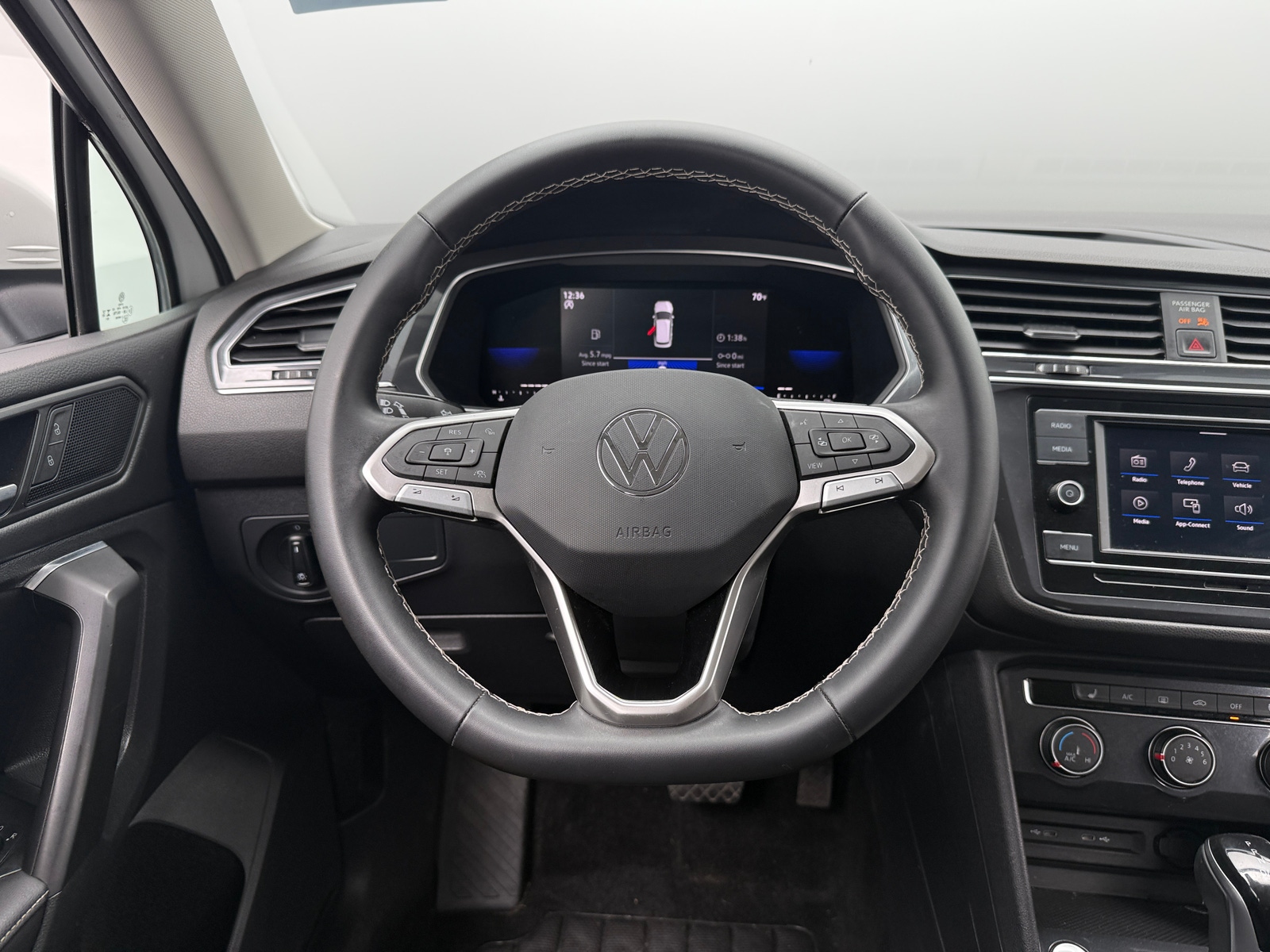 Thumbnail: 2023 Volkswagen Tiguan - 5