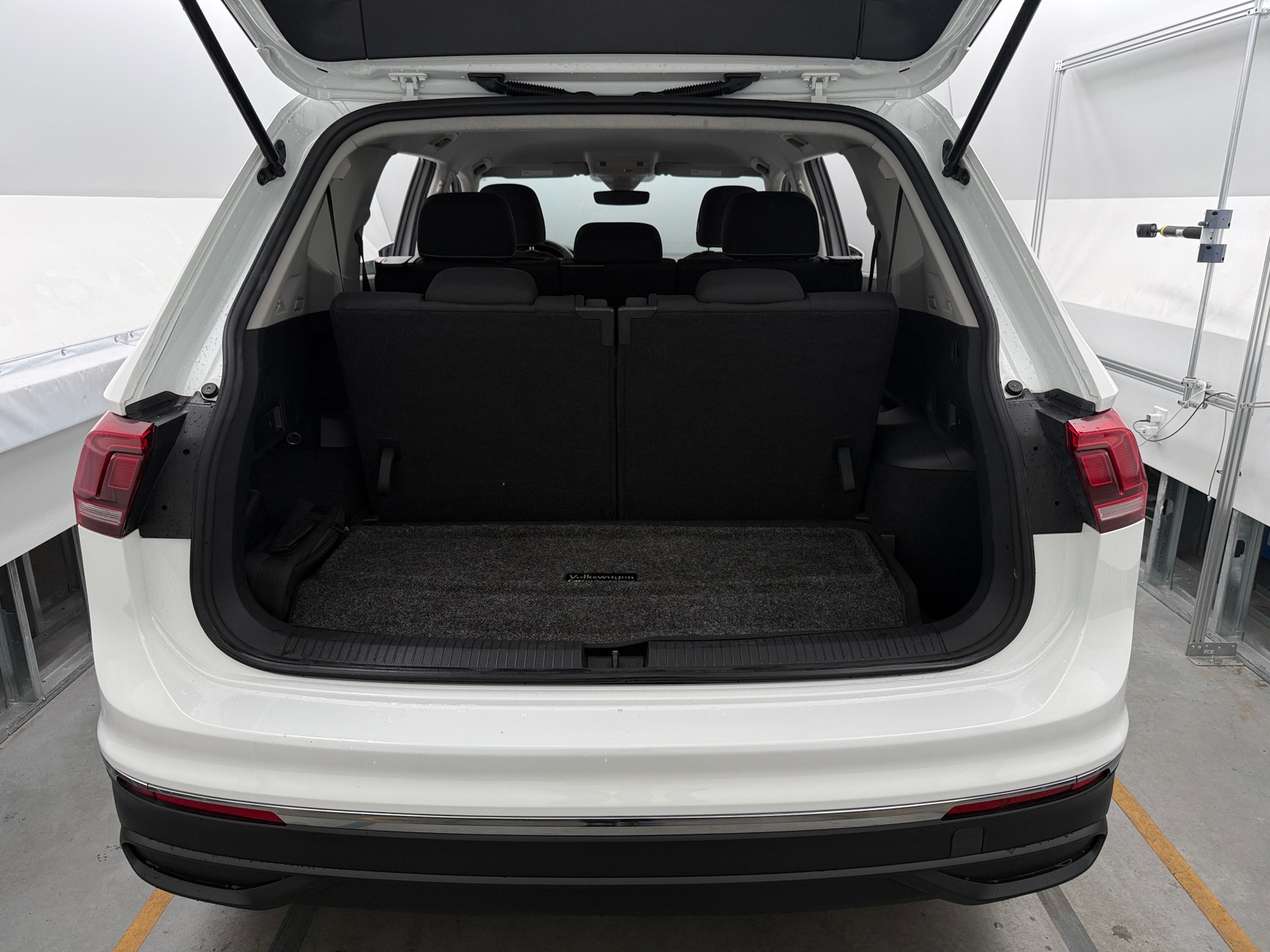 Thumbnail: 2023 Volkswagen Tiguan - 7