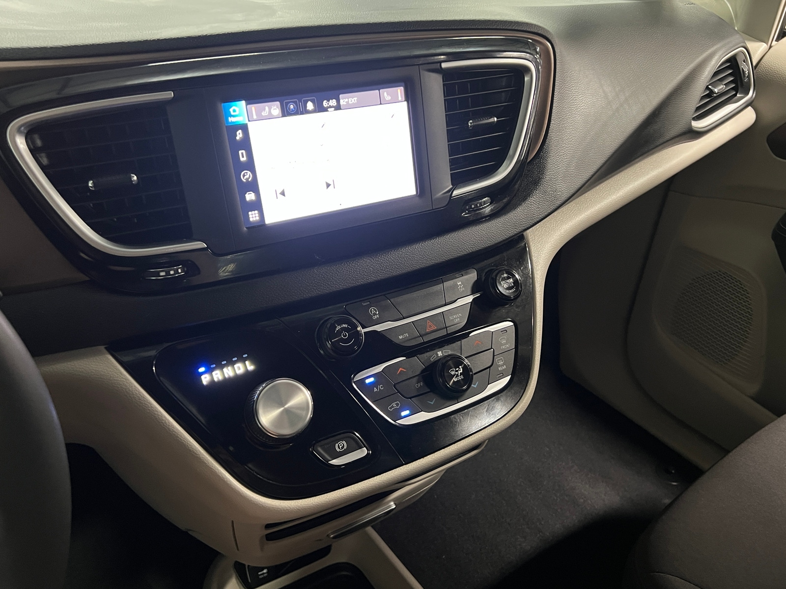Thumbnail: 2022 Chrysler Voyager - 4
