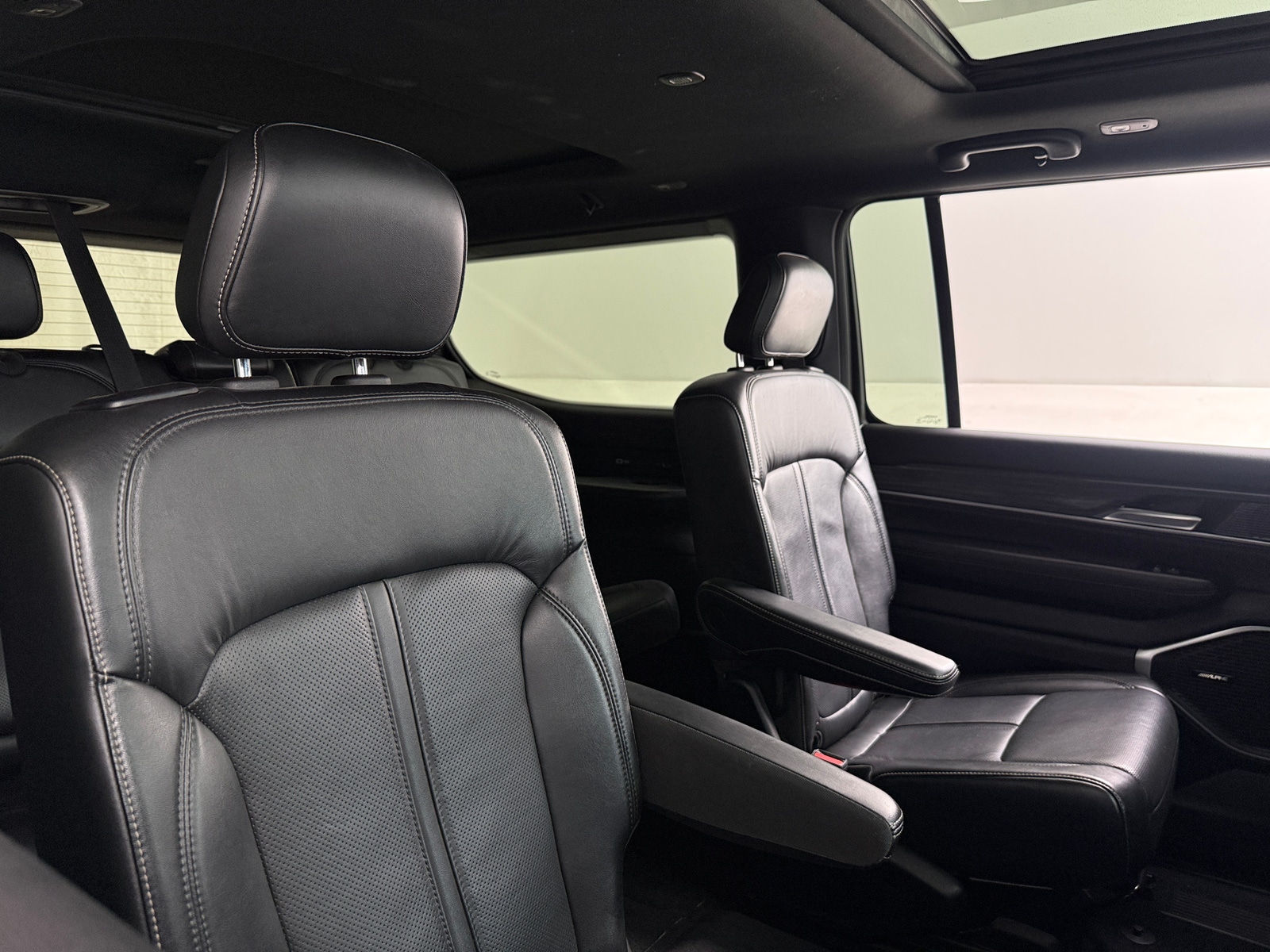 Thumbnail: 2022 Jeep Wagoneer - 5