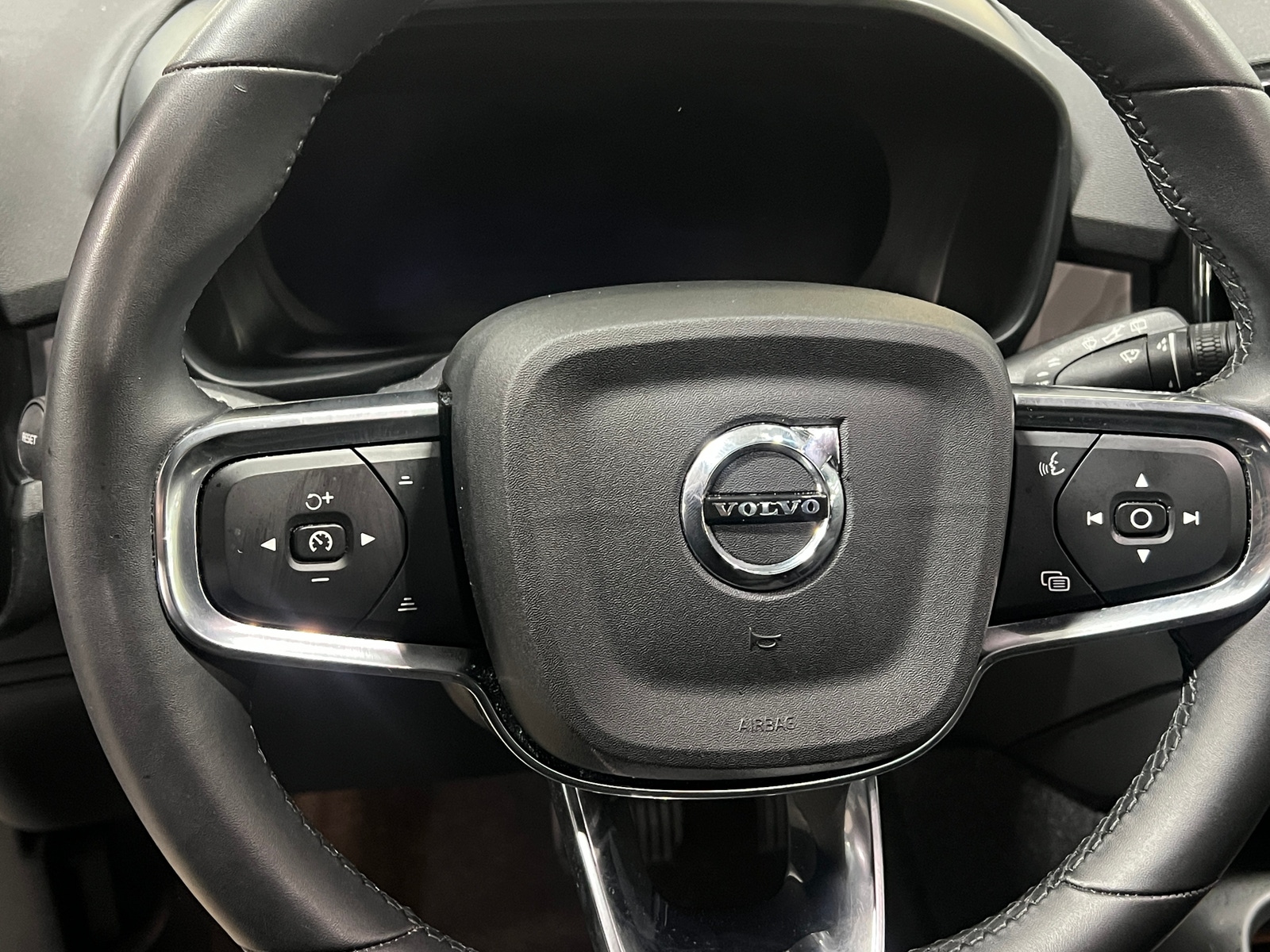 Thumbnail: 2023 Volvo XC40 - 5