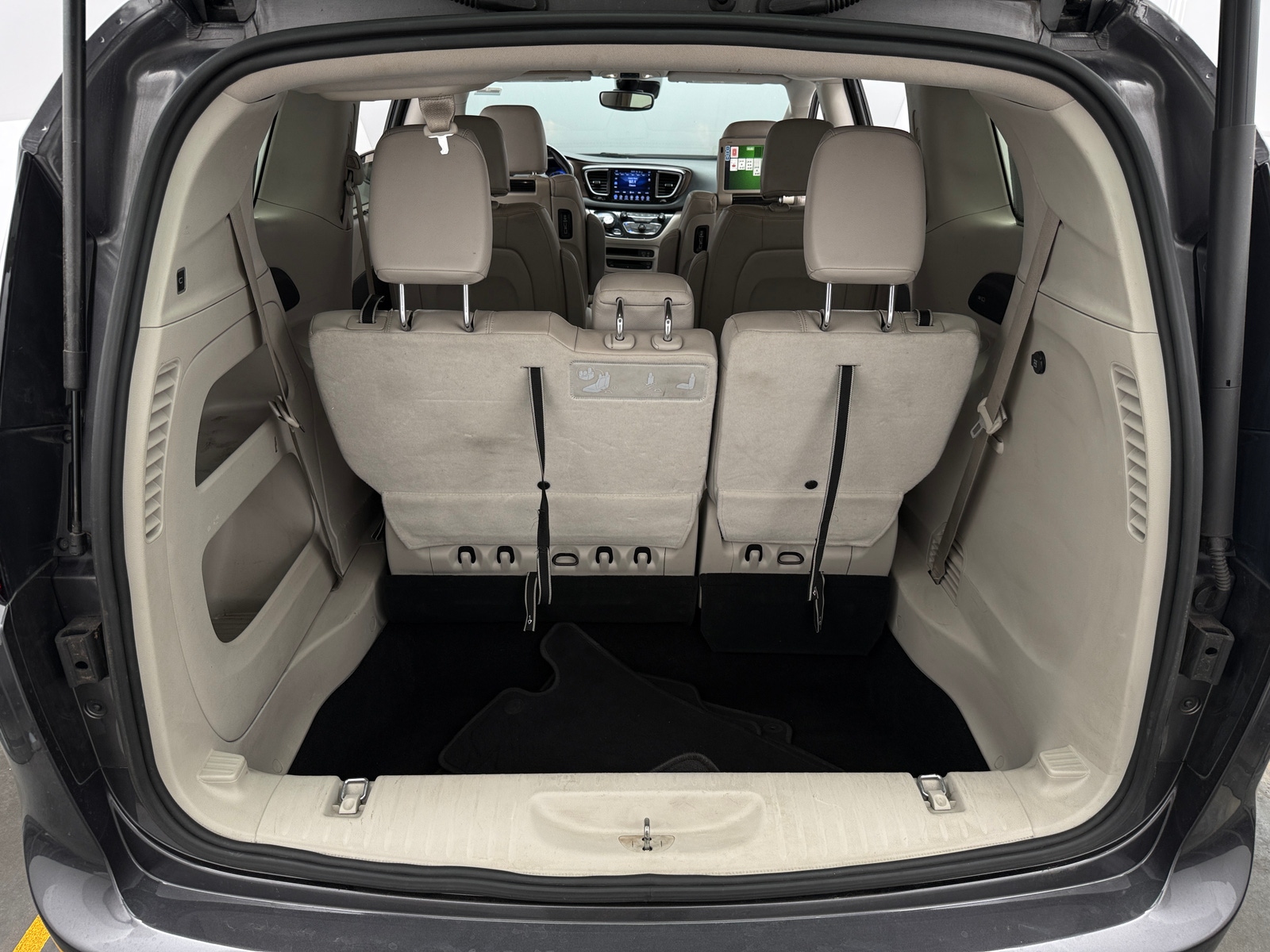 Thumbnail: 2017 Chrysler Pacifica - 6