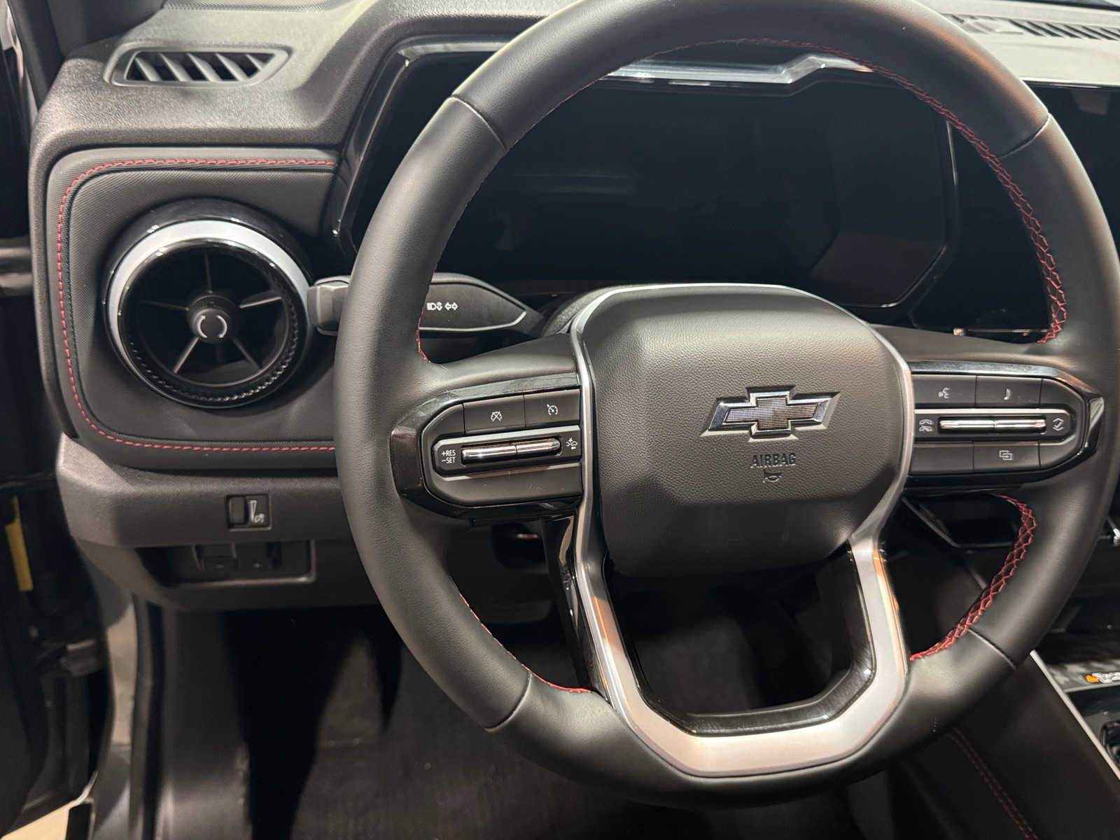 Thumbnail: 2023 Chevrolet Colorado - 5