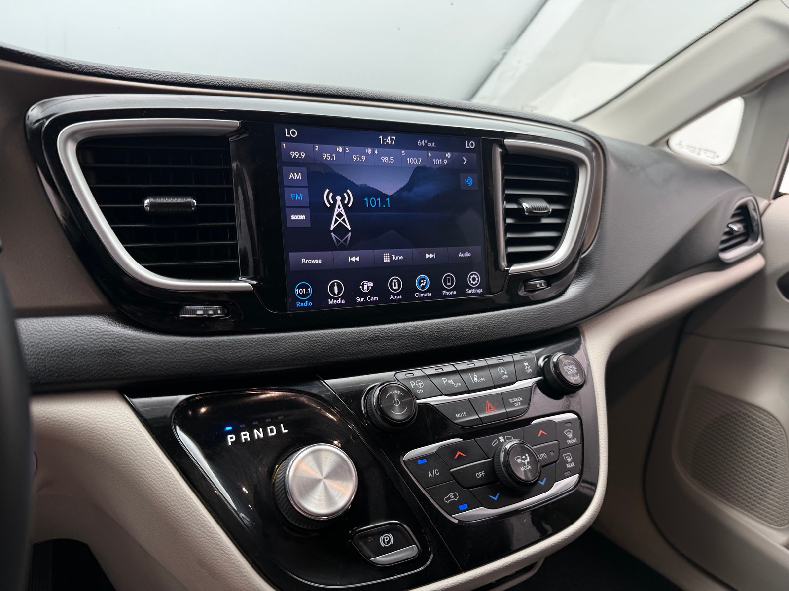 Thumbnail: 2018 Chrysler Pacifica - 3