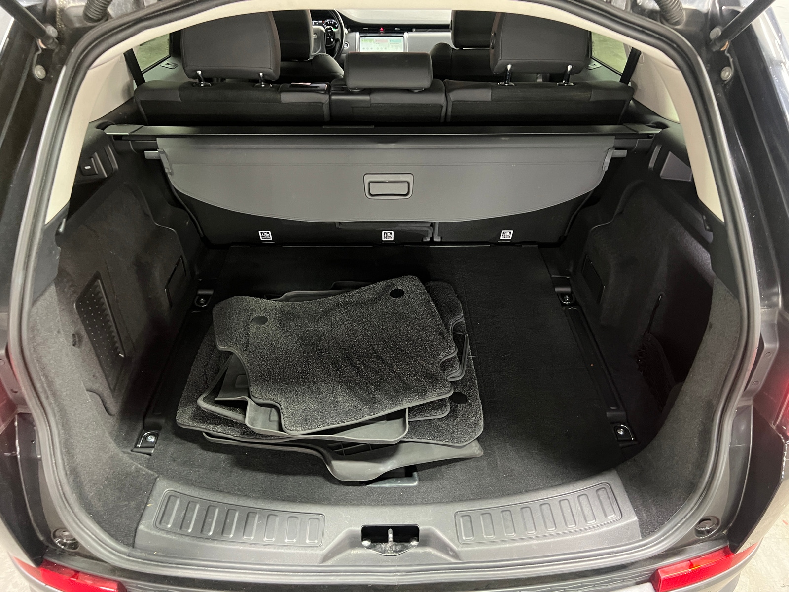 Thumbnail: 2020 Land Rover Discovery Sport - 6