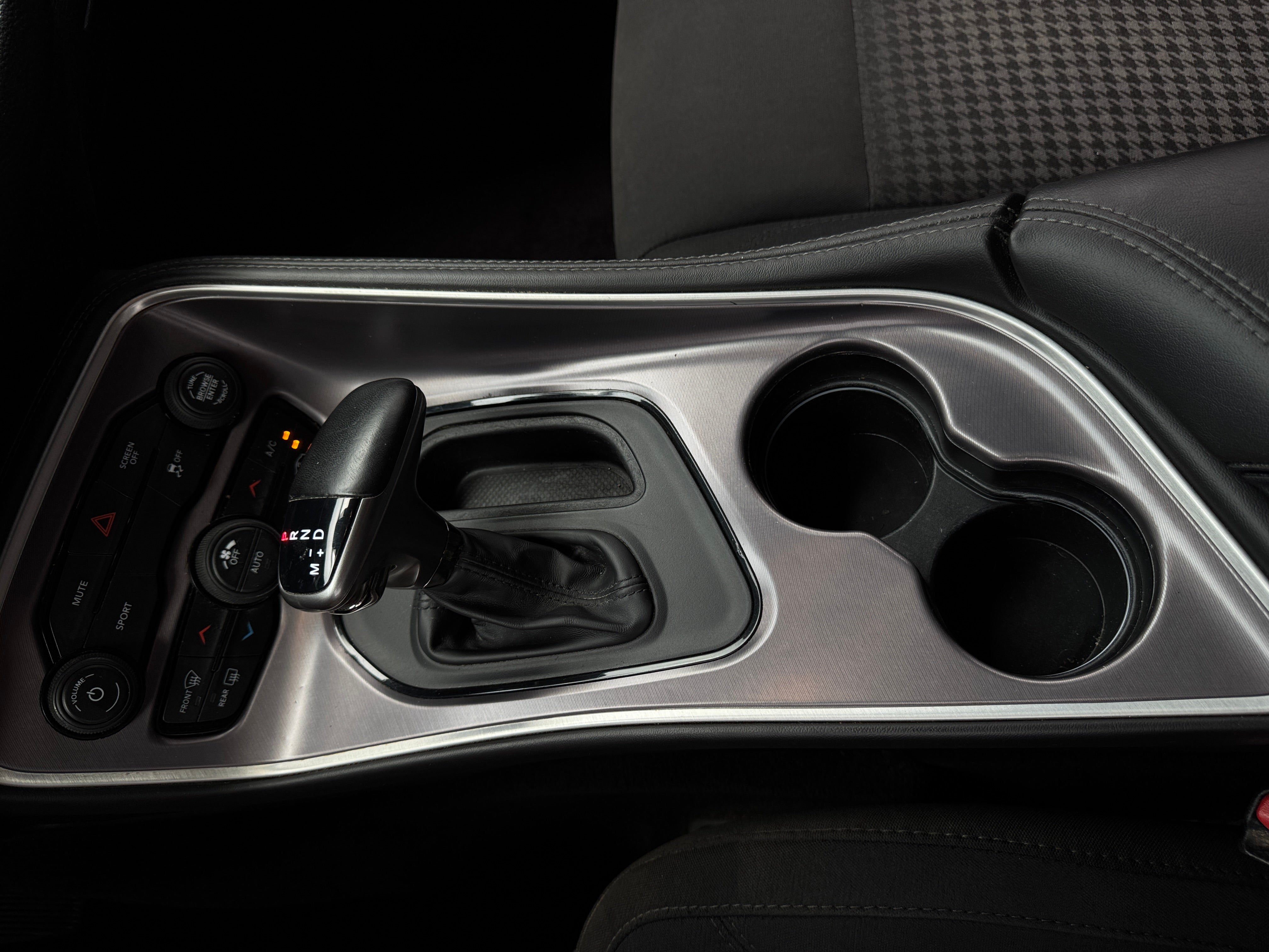 2019 Dodge Challenger SXT - Photo 4