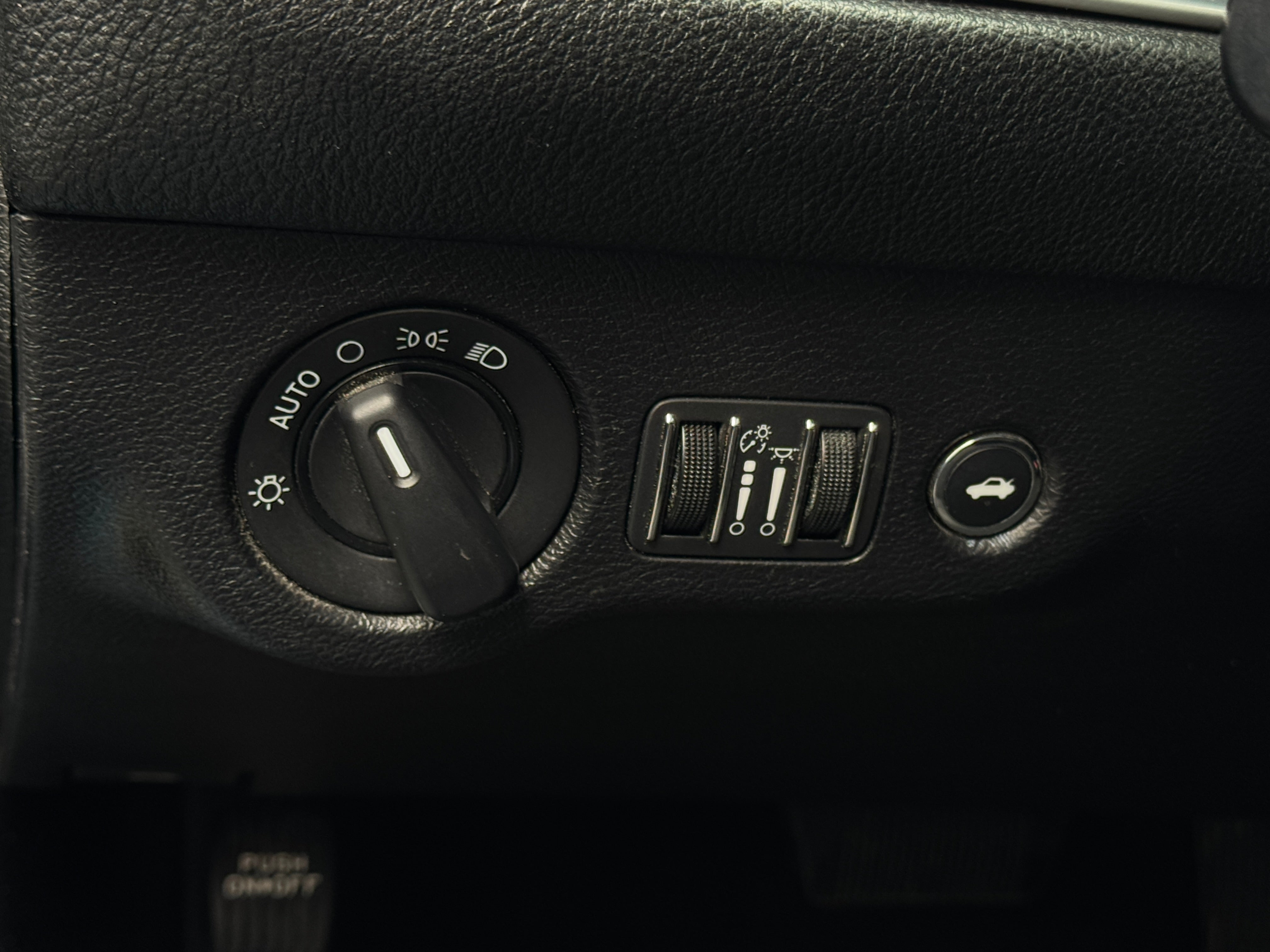 2019 Dodge Challenger SXT - Photo 9