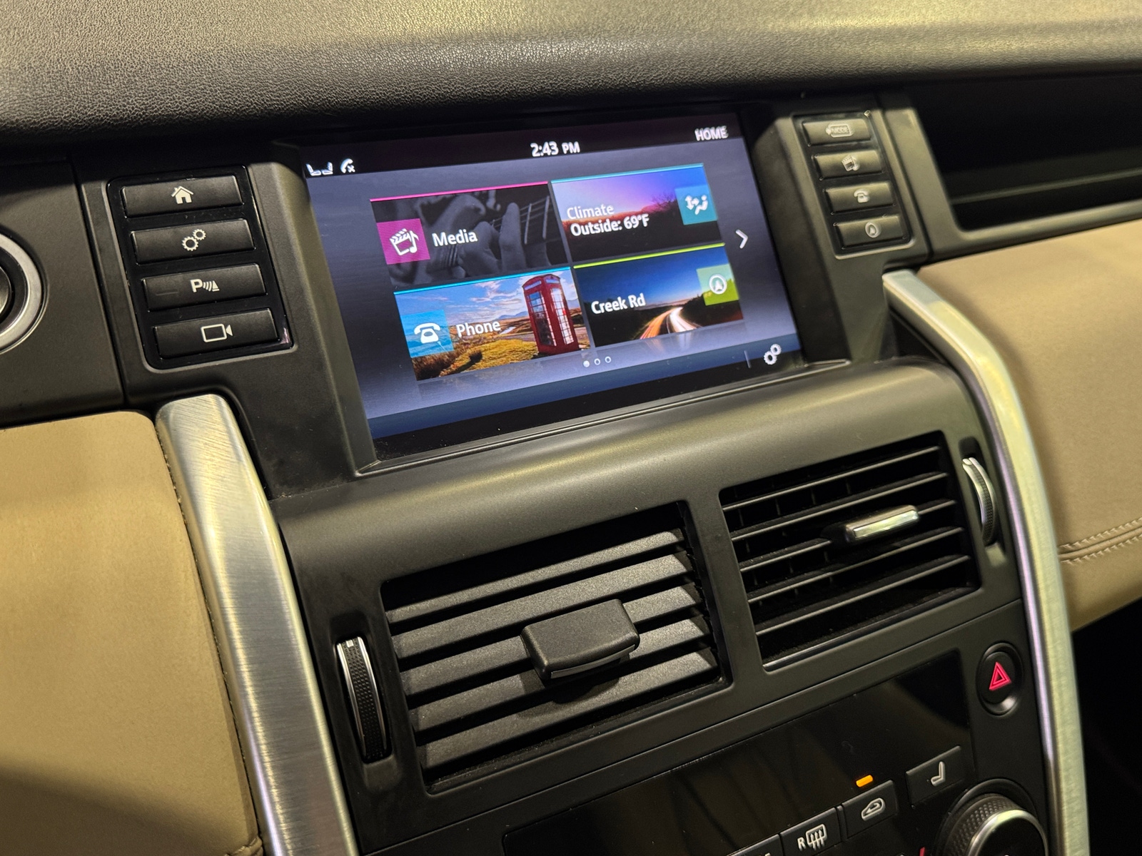 Thumbnail: 2019 Land Rover Discovery Sport - 3