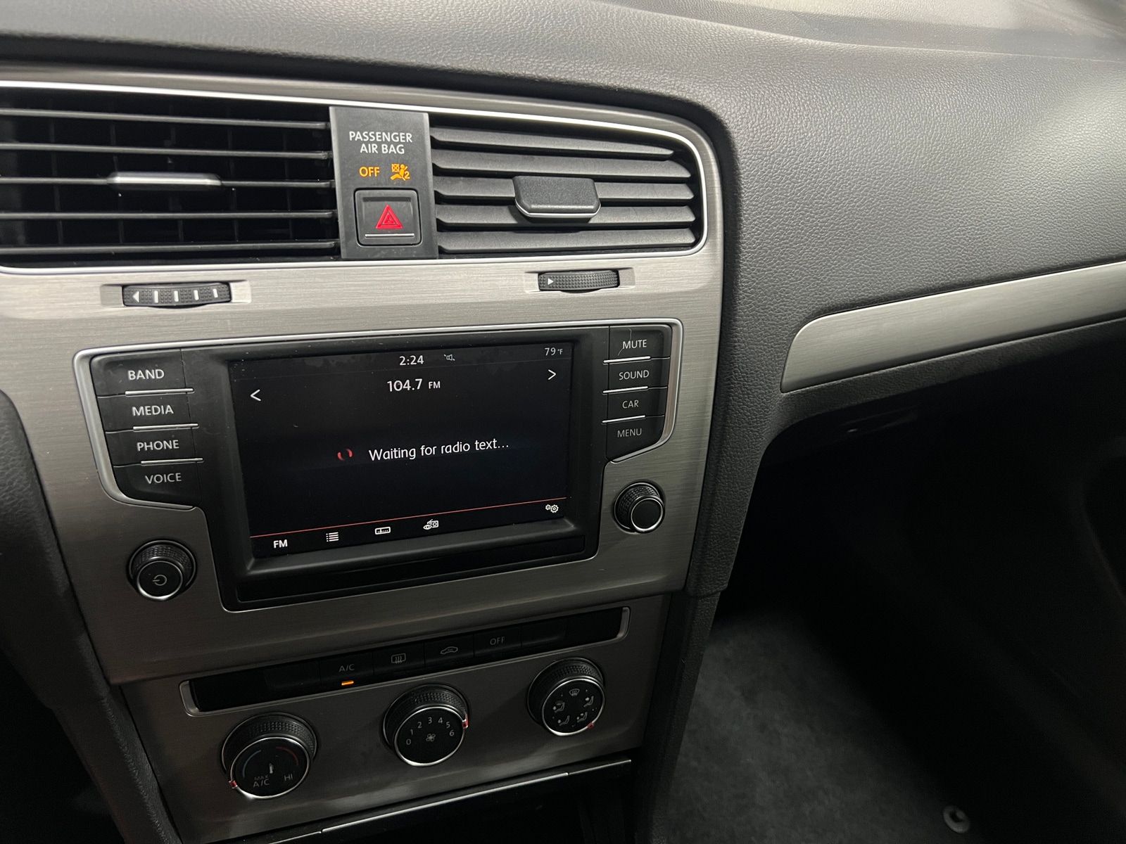 Thumbnail: 2016 Volkswagen e-Golf - 4
