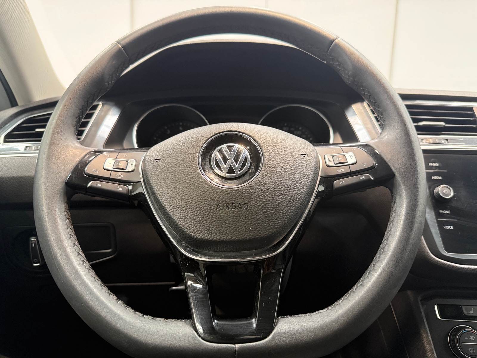 Thumbnail: 2020 Volkswagen Tiguan - 4