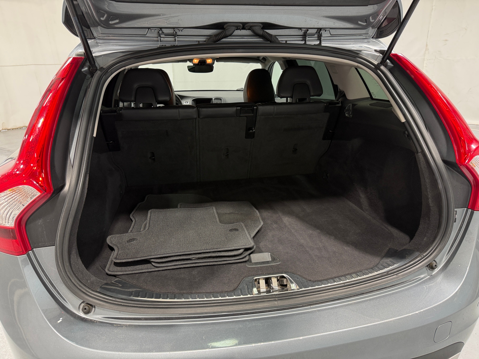 Thumbnail: 2018 Volvo V60 - 6