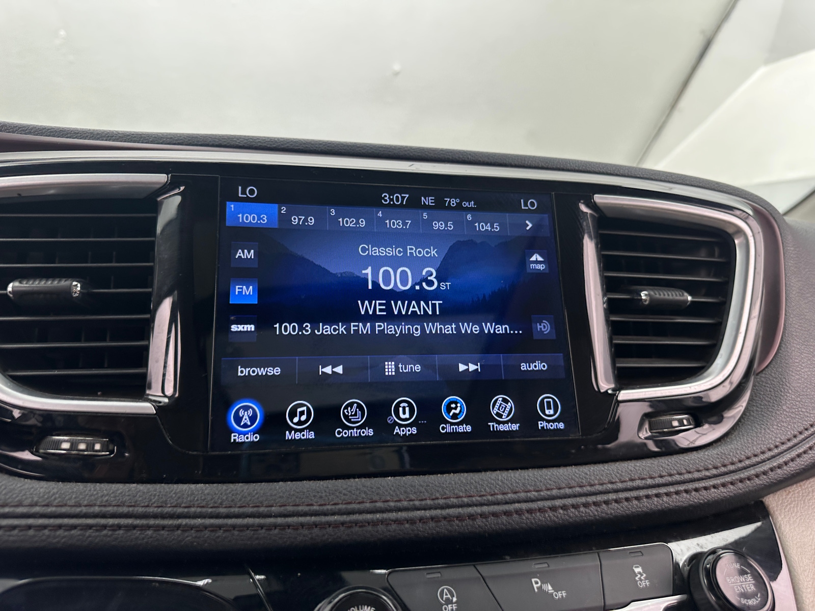 Thumbnail: 2017 Chrysler Pacifica - 3