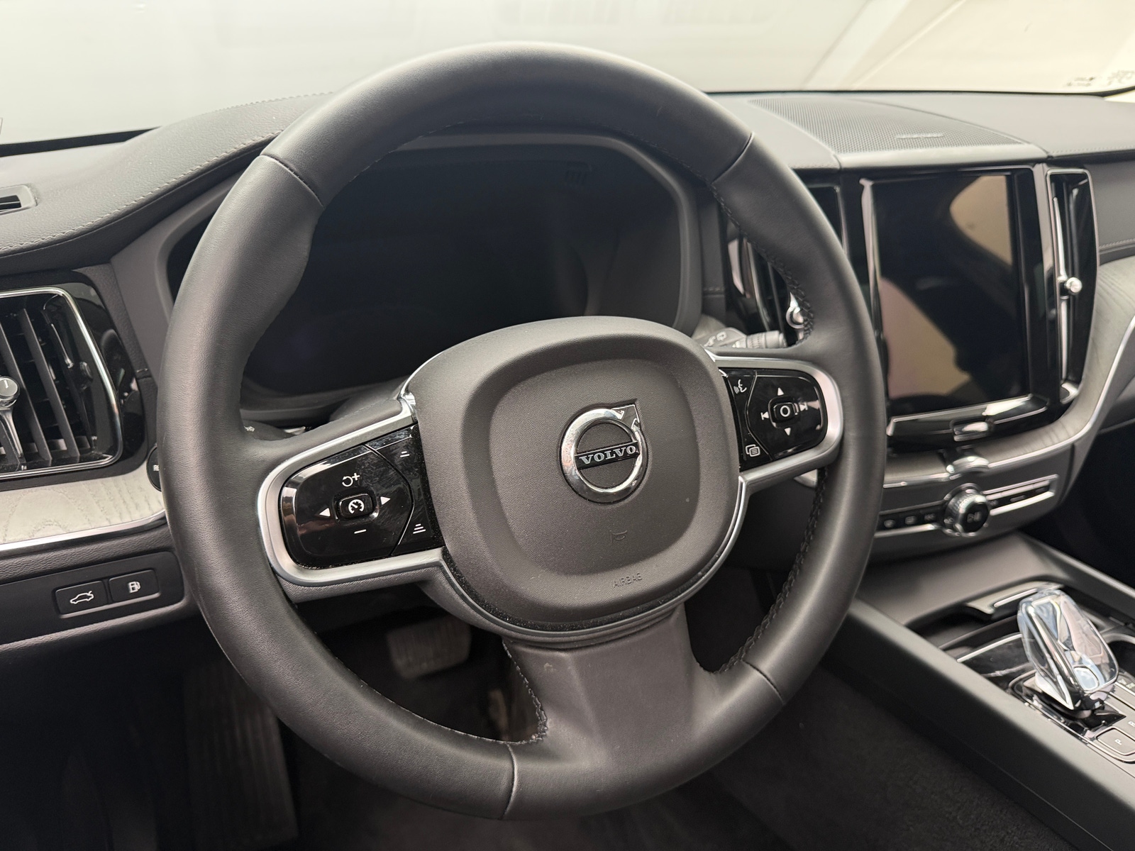 Thumbnail: 2025 Volvo XC60 - 4