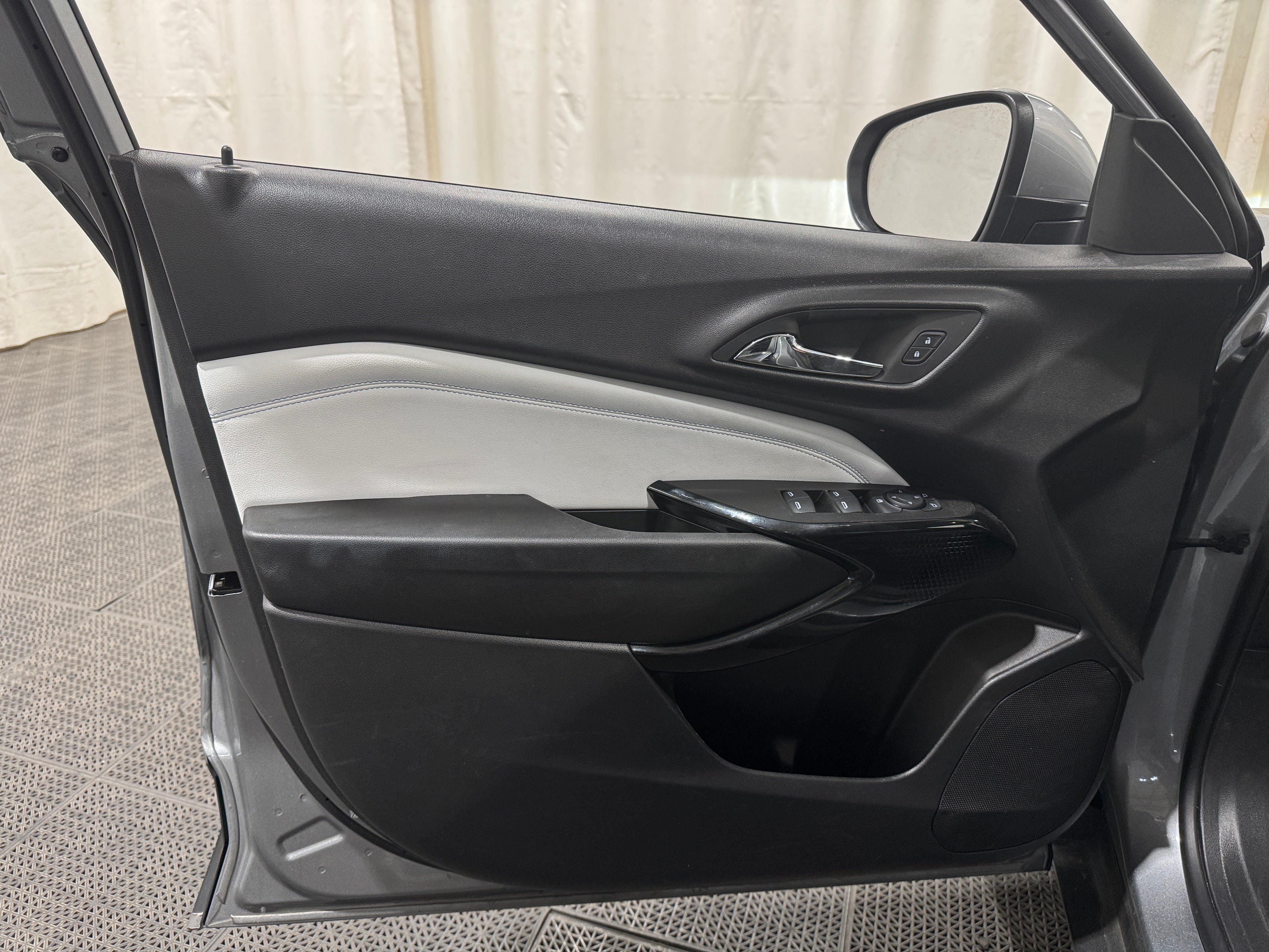 2025 Chevrolet Trax LT - Photo 2