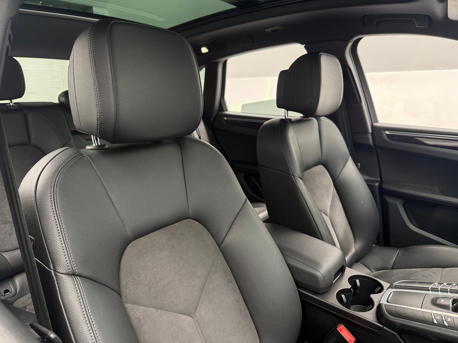 Thumbnail: 2021 Porsche Macan - 2
