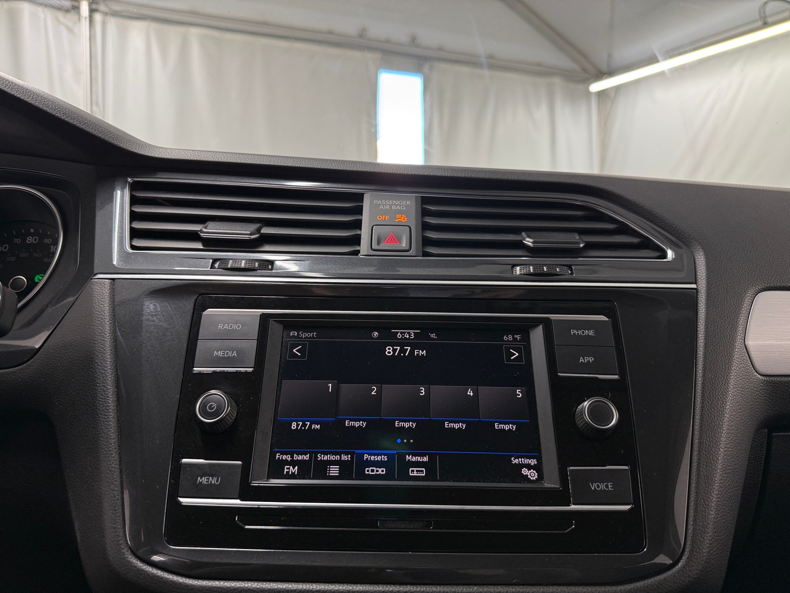 Thumbnail: 2021 Volkswagen Tiguan - 4