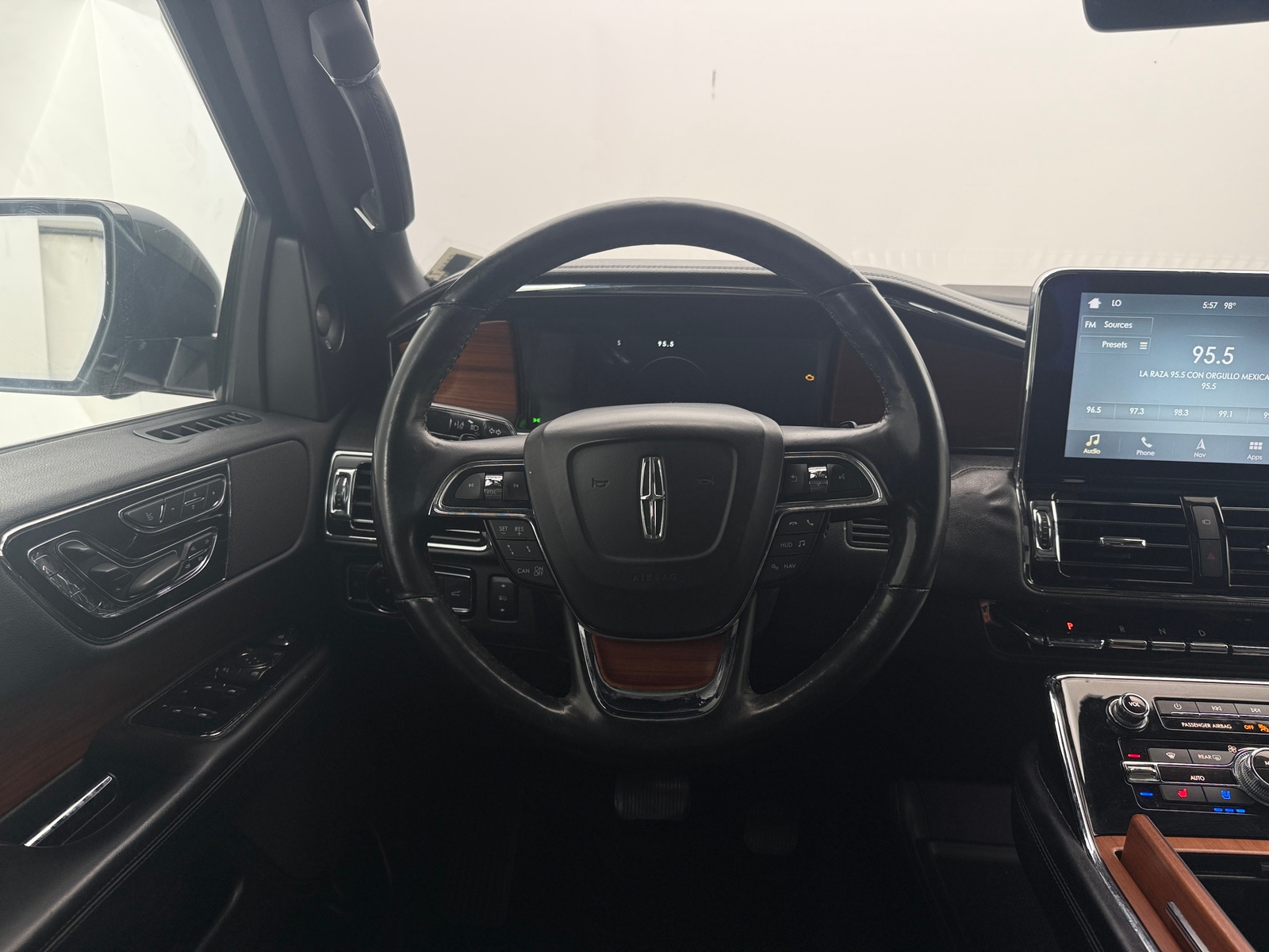 Thumbnail: 2019 Lincoln Navigator - 4