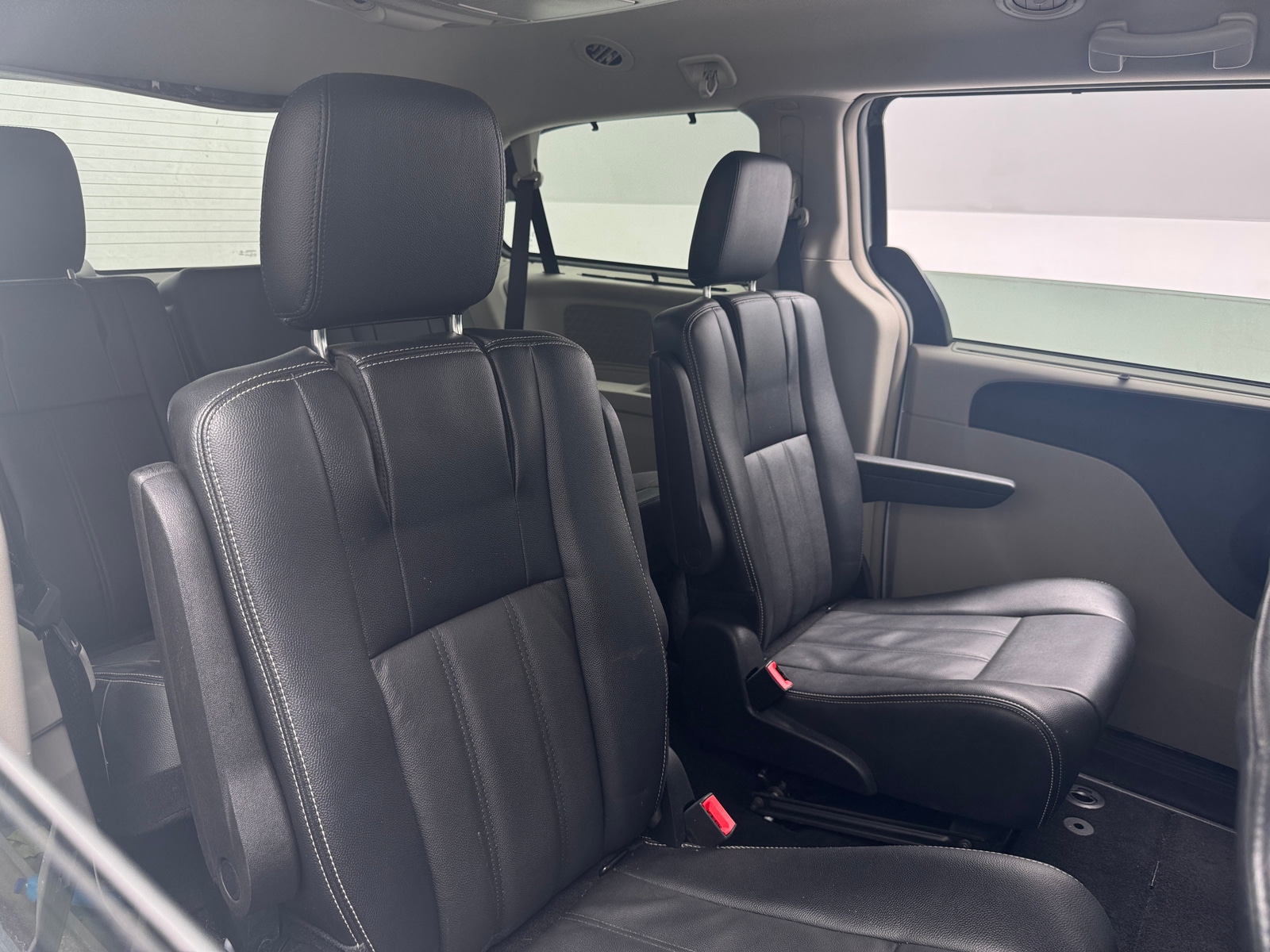 Thumbnail: 2015 Chrysler Town & Country - 5