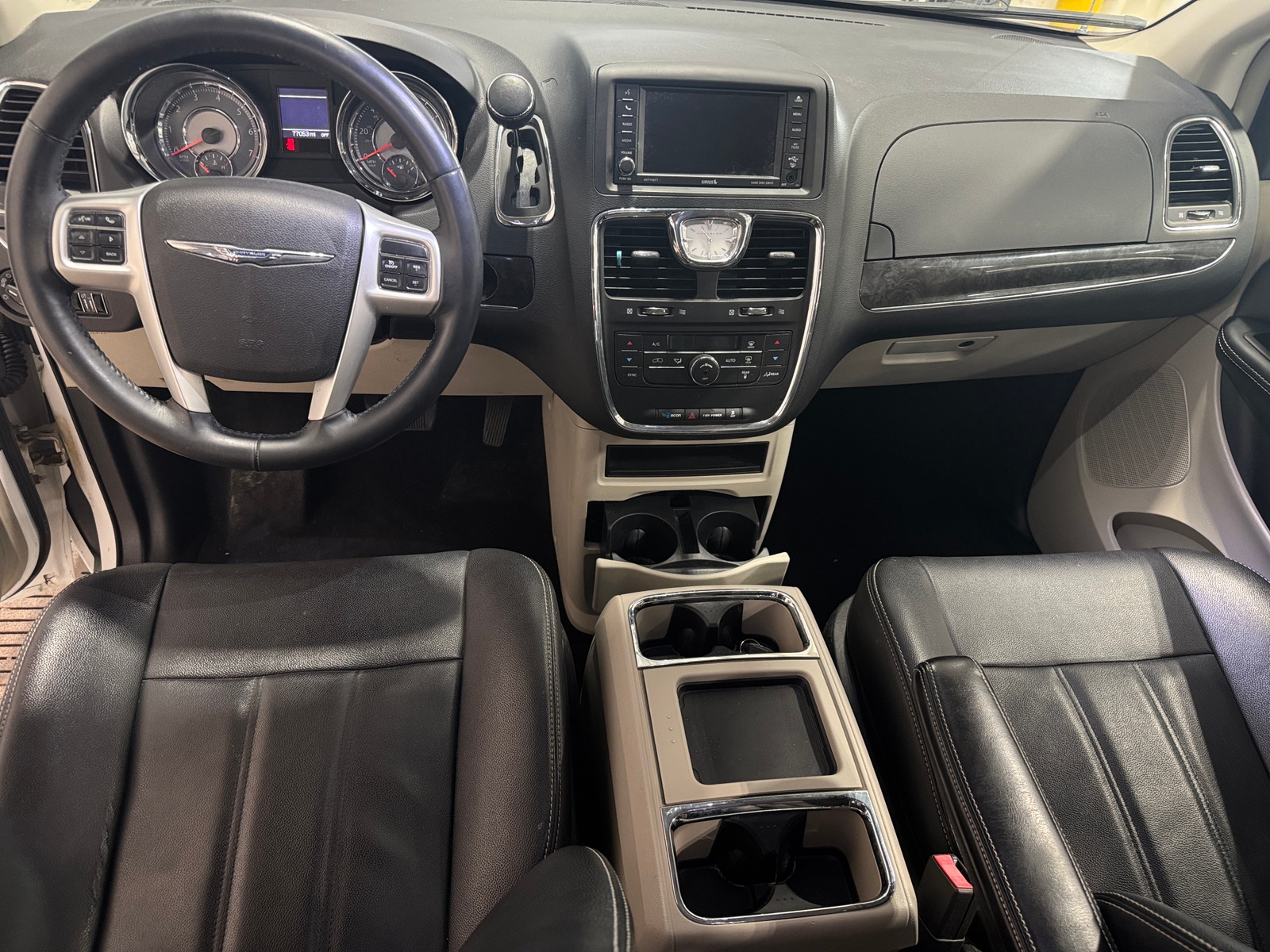 Thumbnail: 2015 Chrysler Town & Country - 2