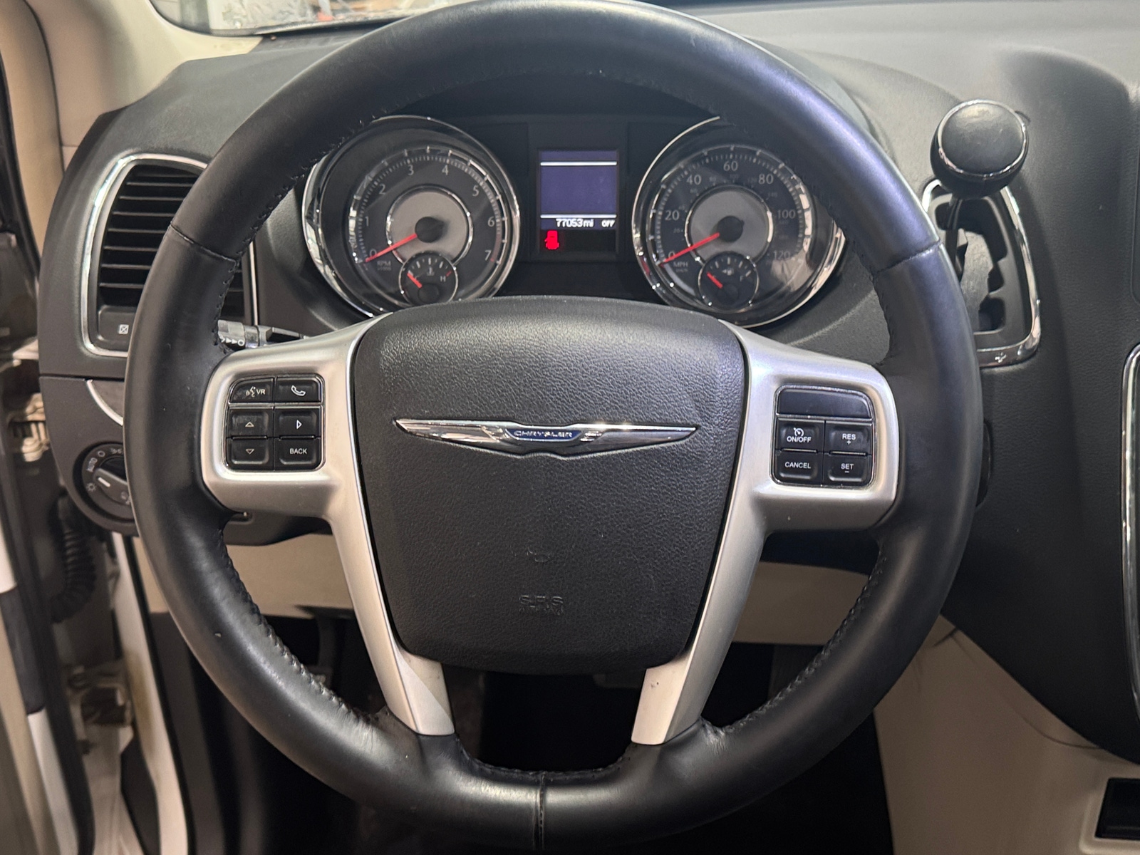 Thumbnail: 2015 Chrysler Town & Country - 4