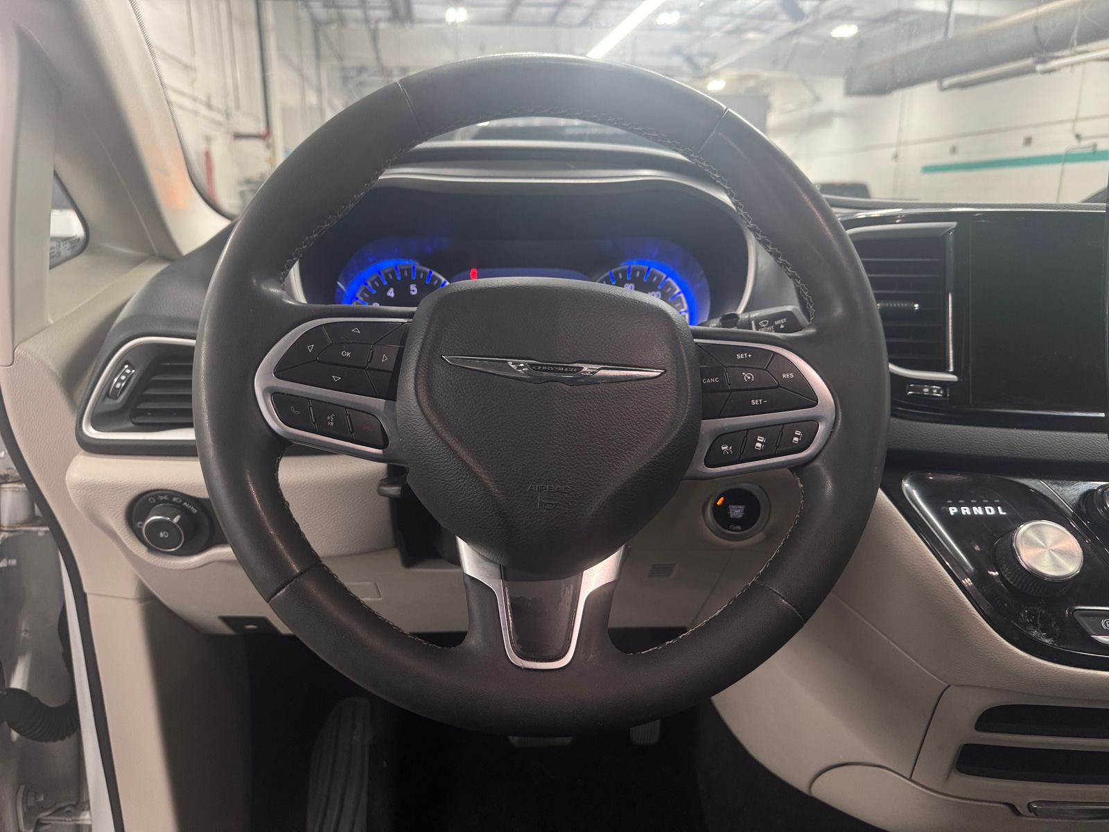 Thumbnail: 2023 Chrysler Pacifica - 4