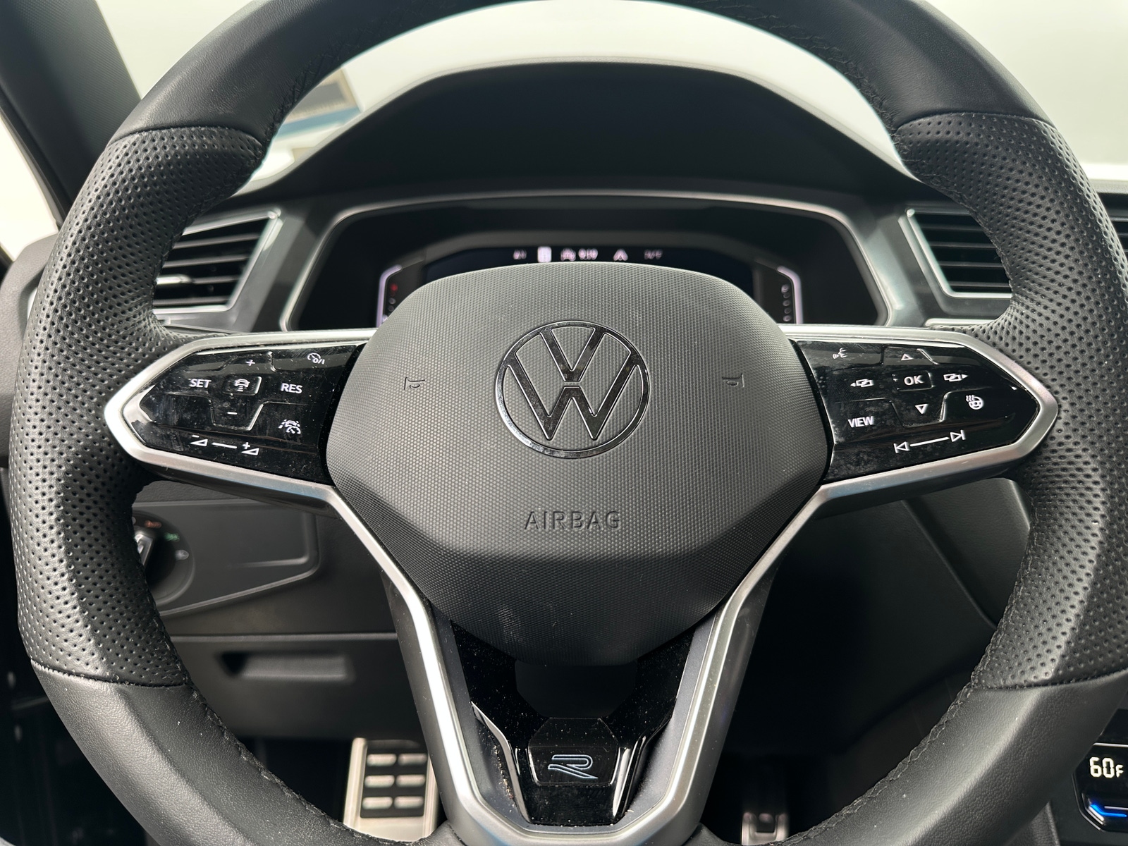 Thumbnail: 2022 Volkswagen Tiguan - 4