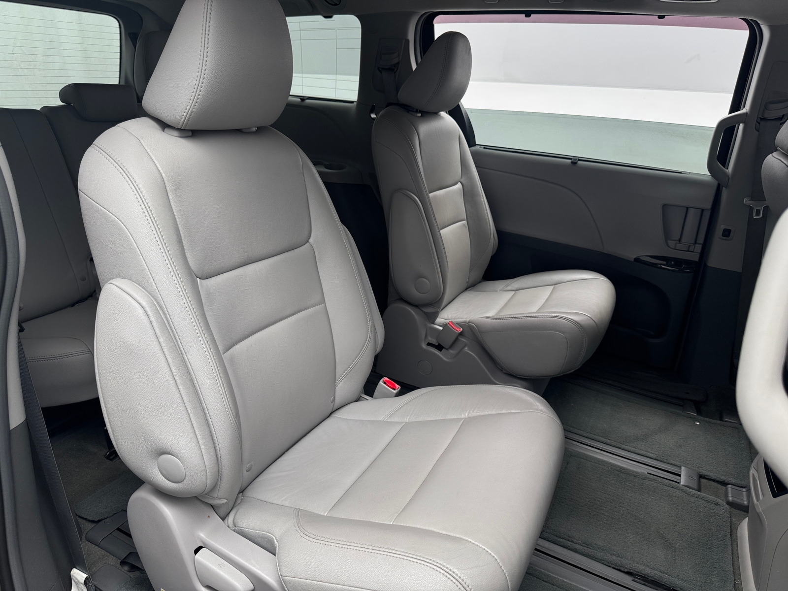 Thumbnail: 2017 Toyota Sienna - 5