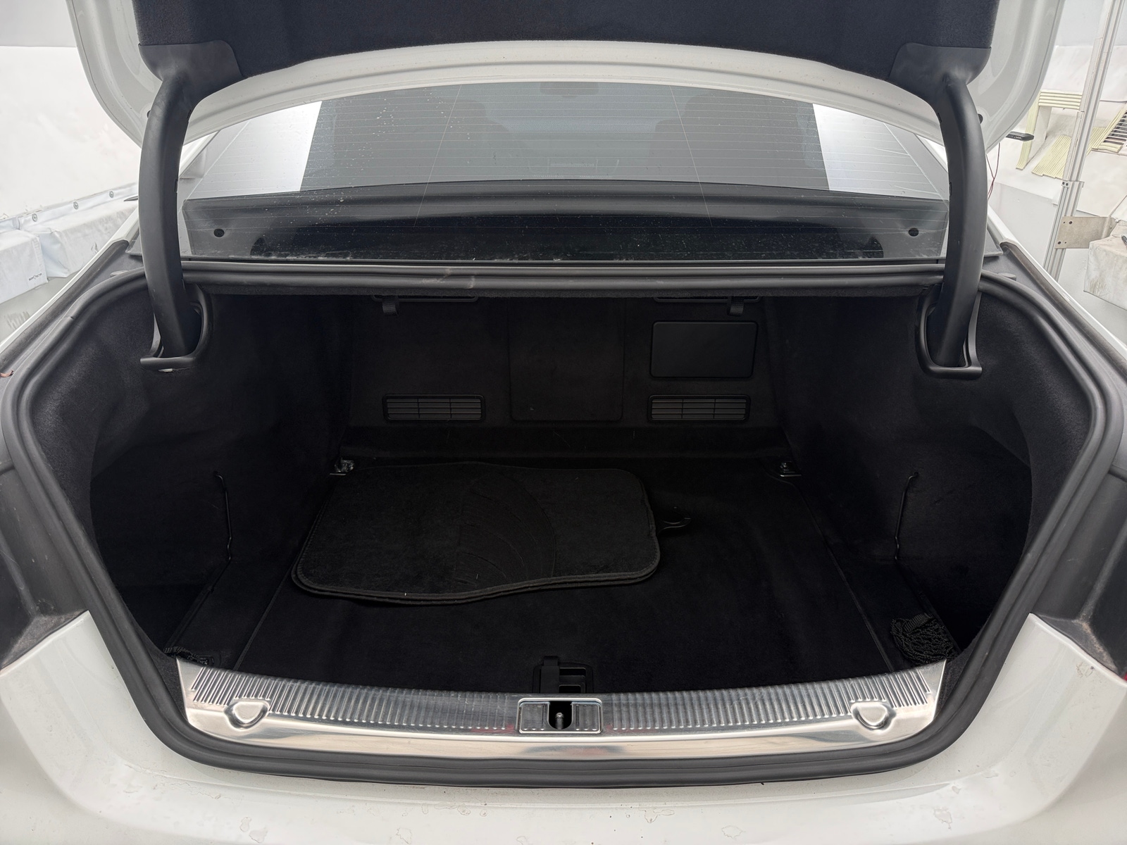 Thumbnail: 2014 Audi A8 - 6