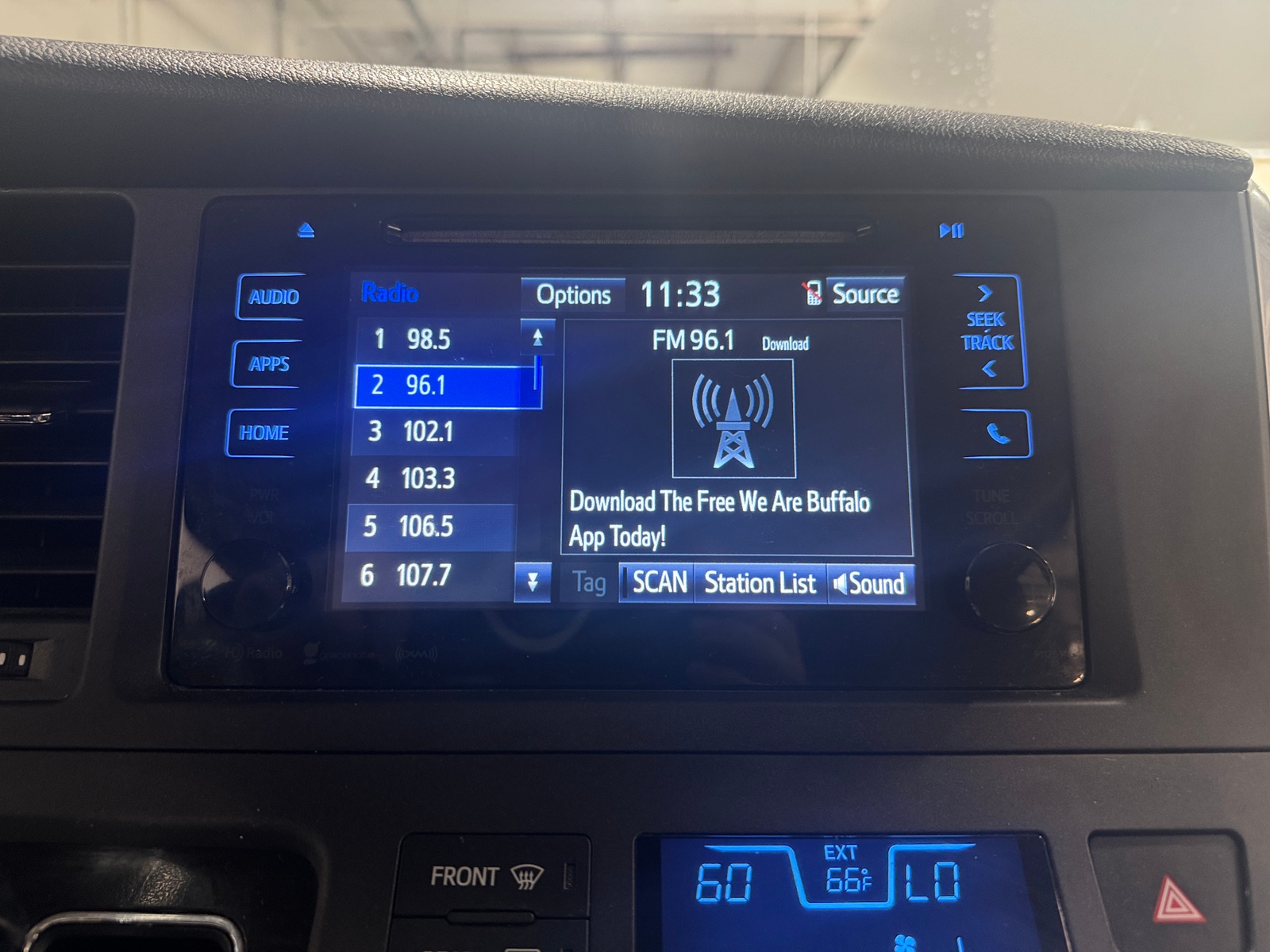 Thumbnail: 2017 Toyota Sienna - 4